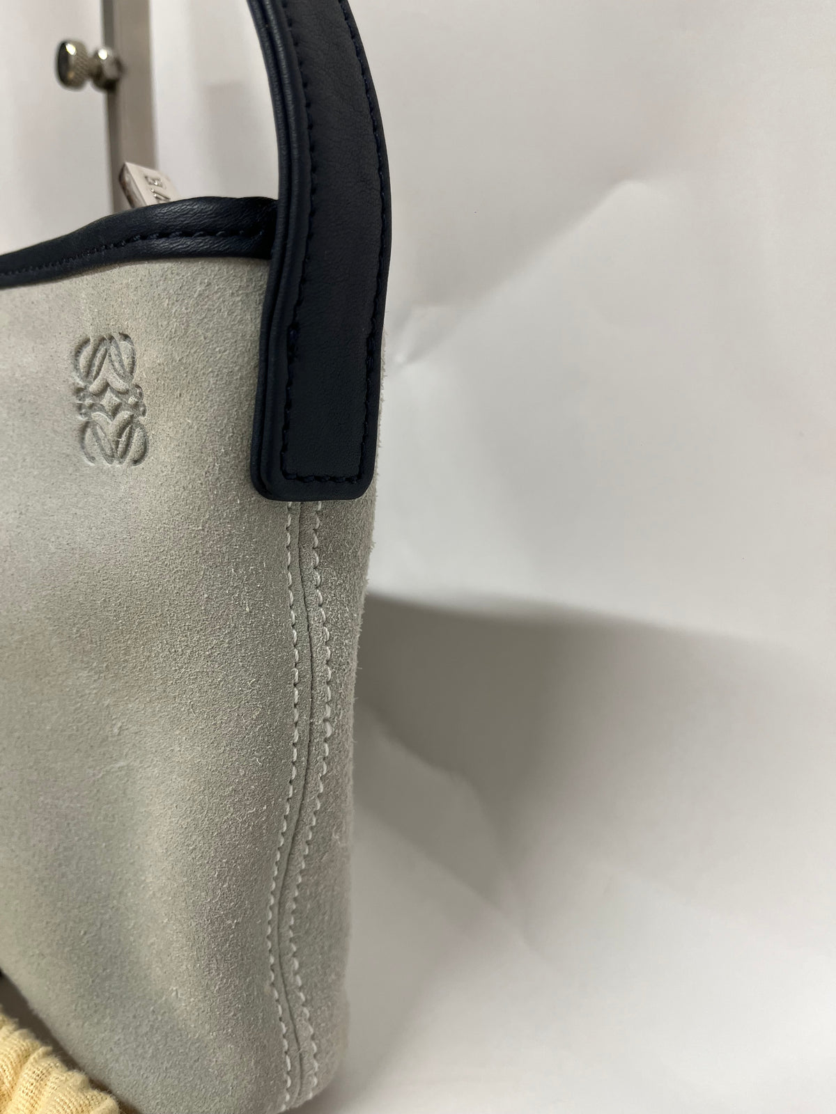 Loewe Hobo Pequeño Piel de Cordero Azul Marino y Ante Verde Claro · Herrajes Plata