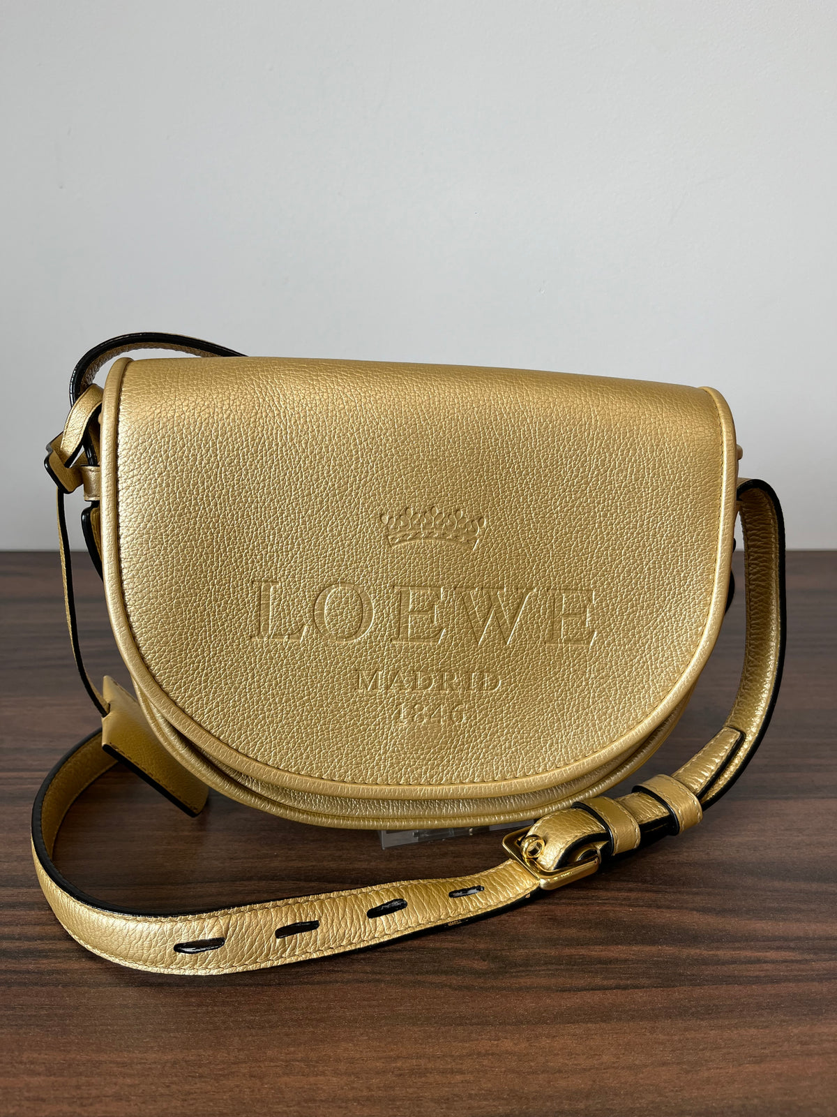Loewe Heritage pequeña Bandolera Piel Graneada Dorada Metalizada