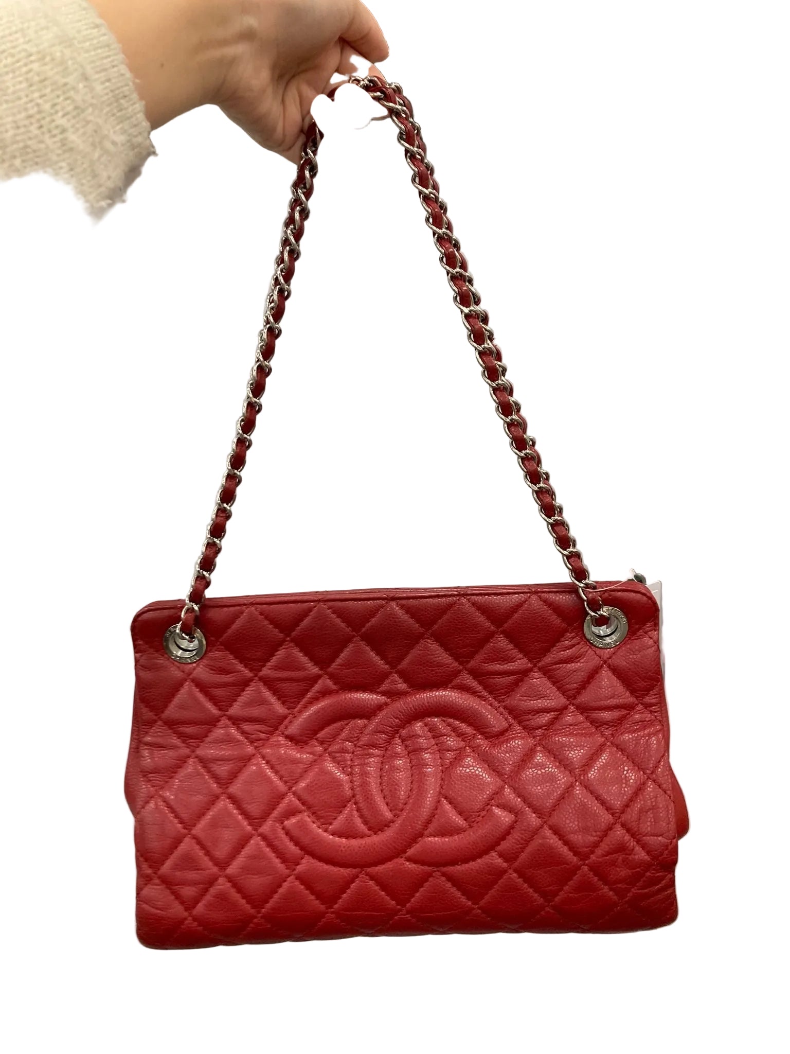 Chanel CC Chain Tote acolchado en piel caviar roja