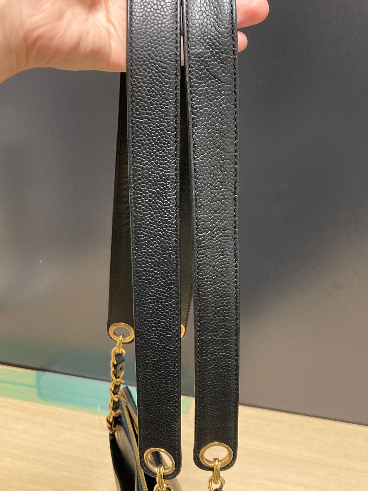 Chanel Logo Chain Tote – Piel Caviar Negra – Serie 414XXXX (ca. 1996–1997)