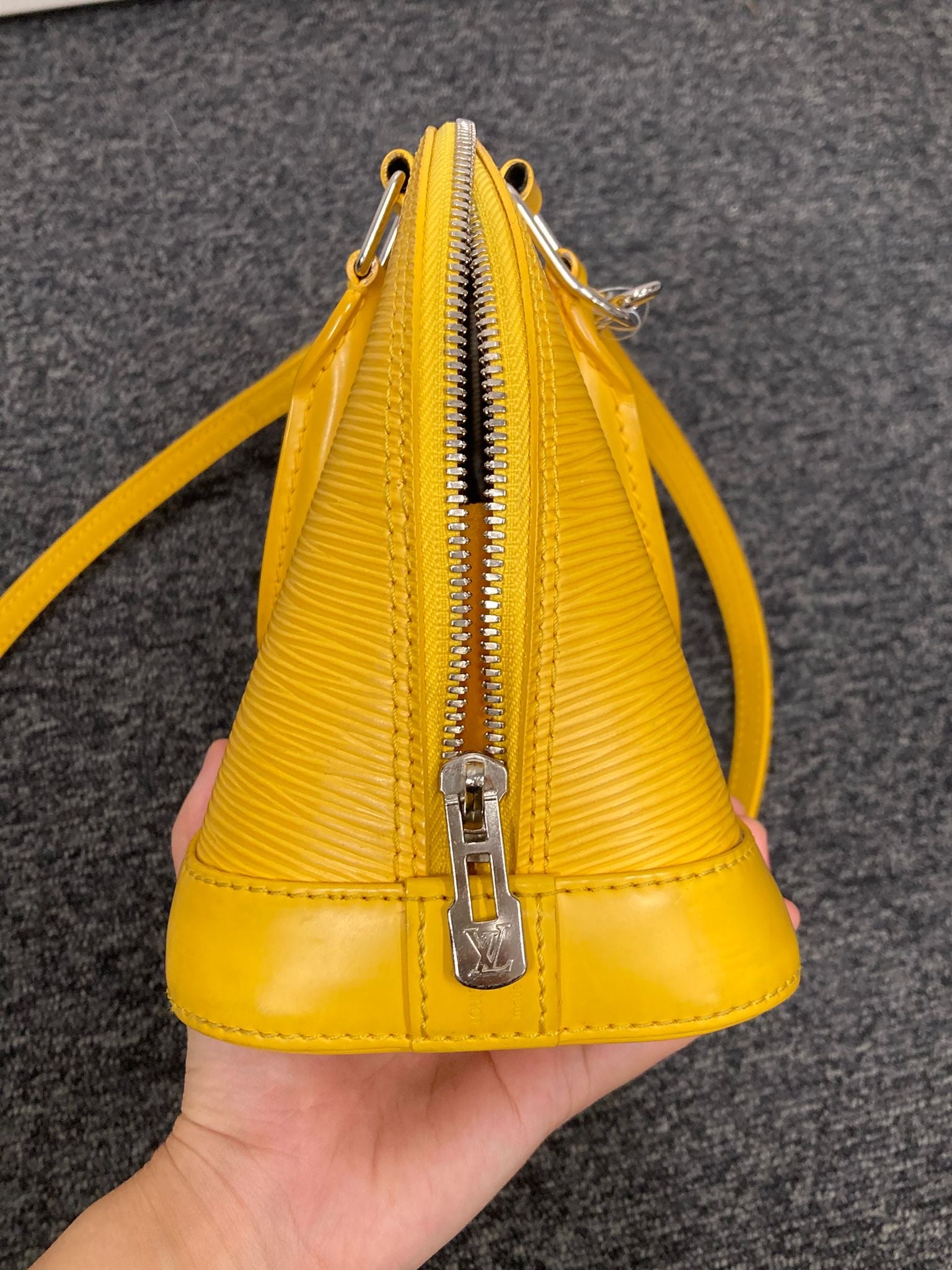 Louis Vuitton Alma bb piel EPI amarillo