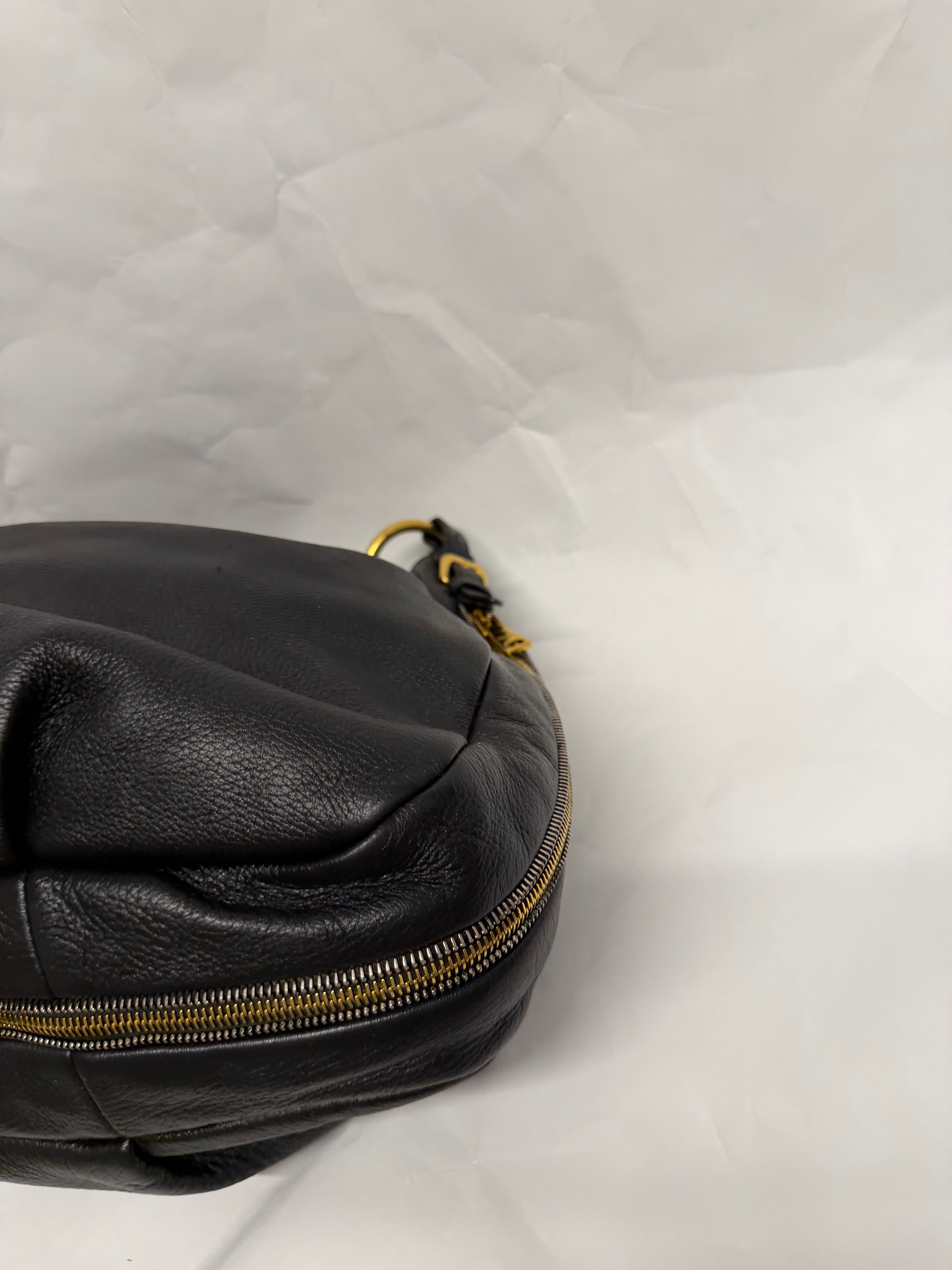 Prada Hobo Oversized en piel negra granulada