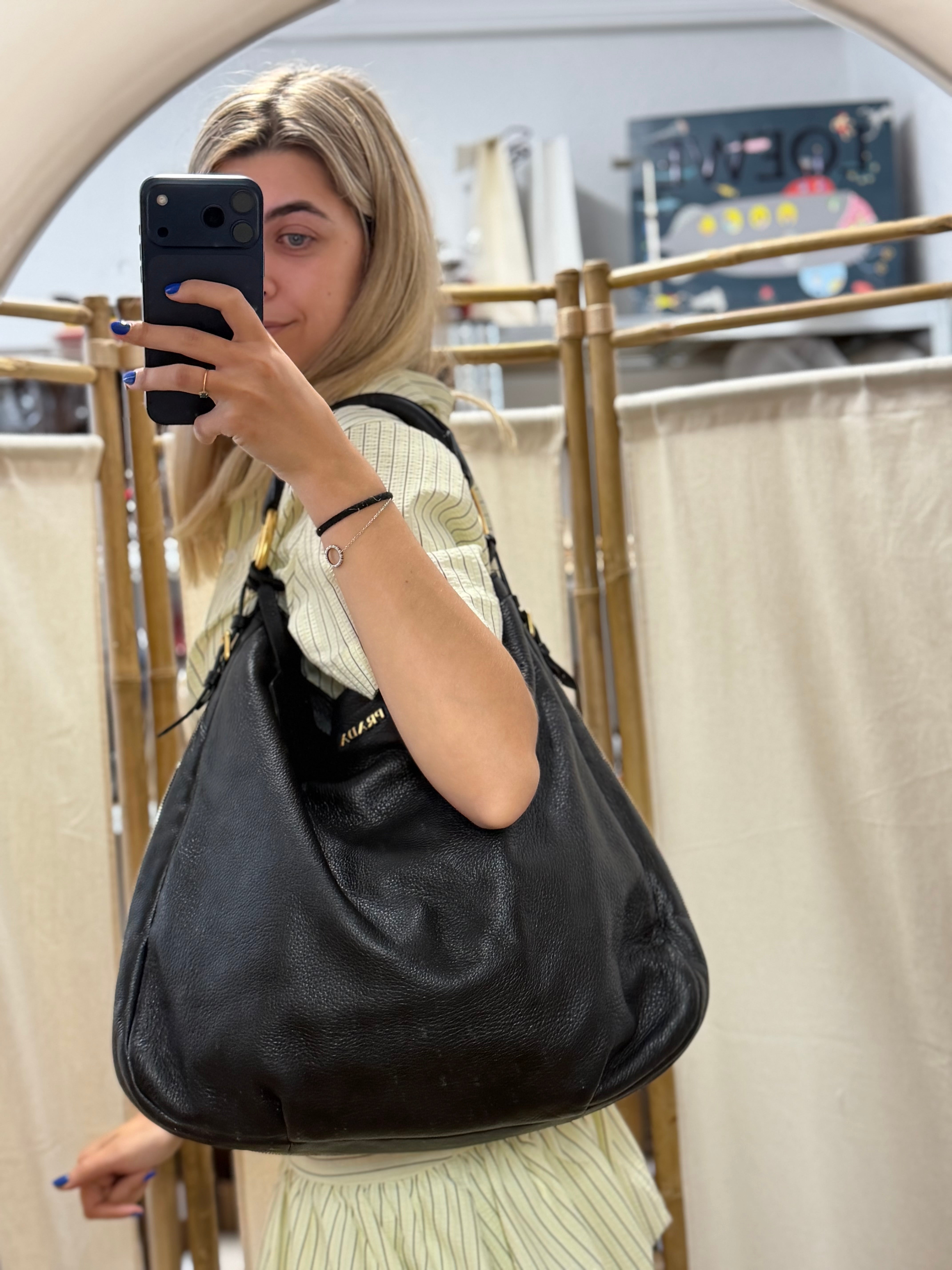 Prada Hobo Oversized en piel negra granulada