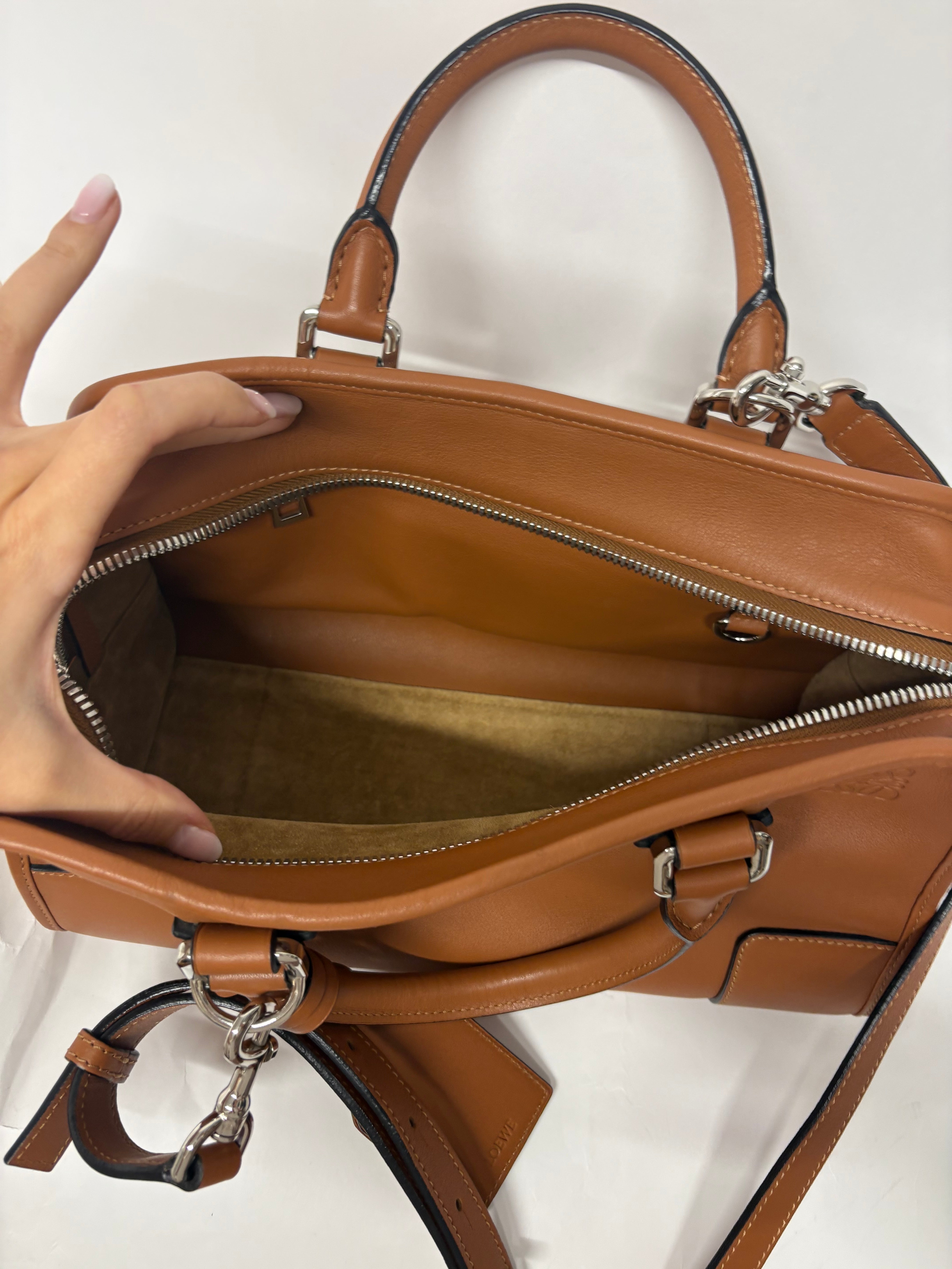 Loewe Amazona 30 Piel Camel con bandolera – Colección Clásica