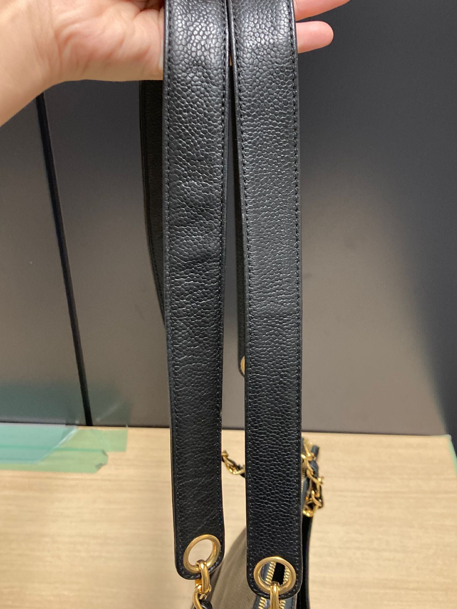 Chanel Logo Chain Tote – Piel Caviar Negra – Serie 414XXXX (ca. 1996–1997)