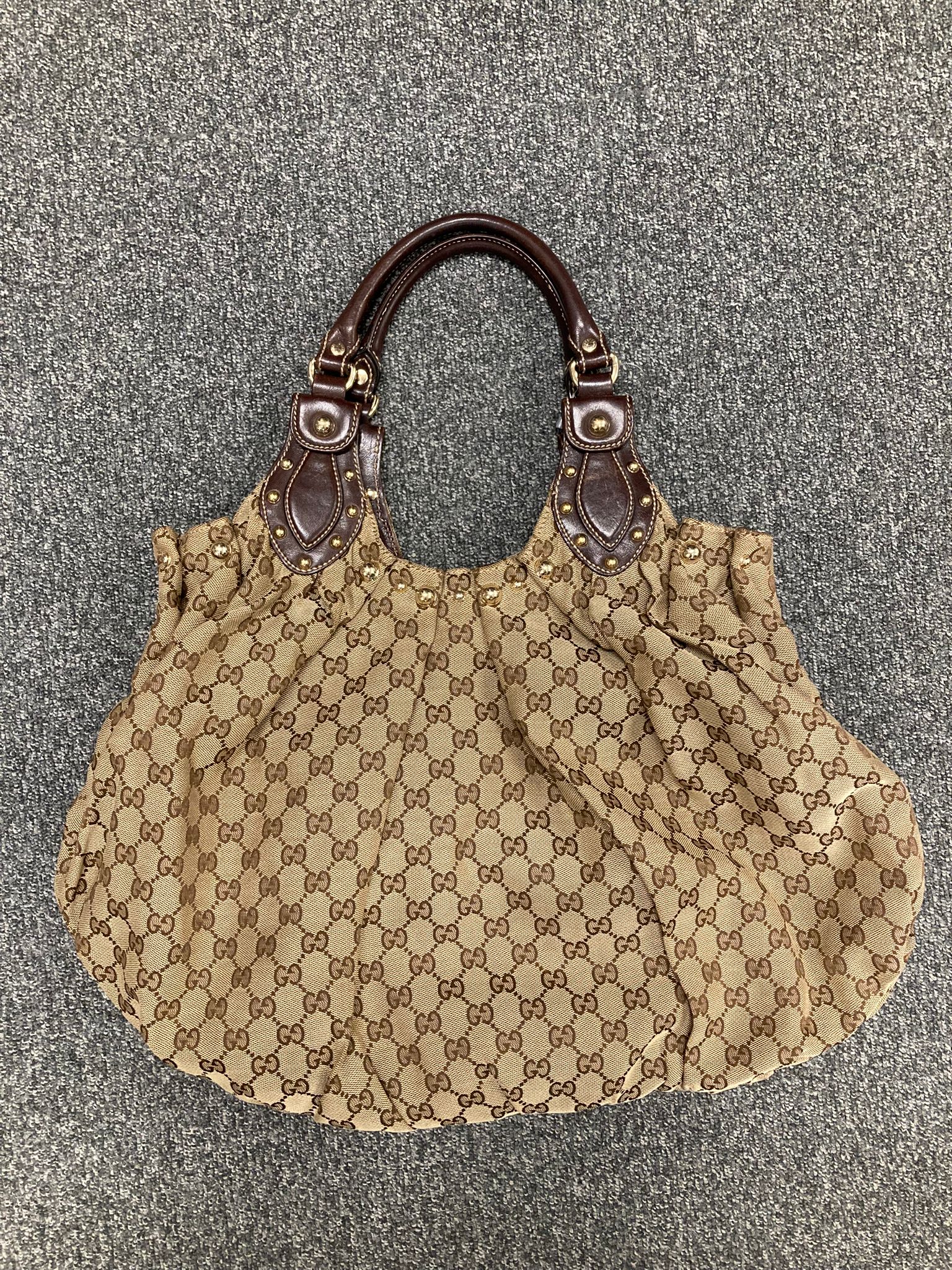 Gucci Pelham GG canvas y tachuelas