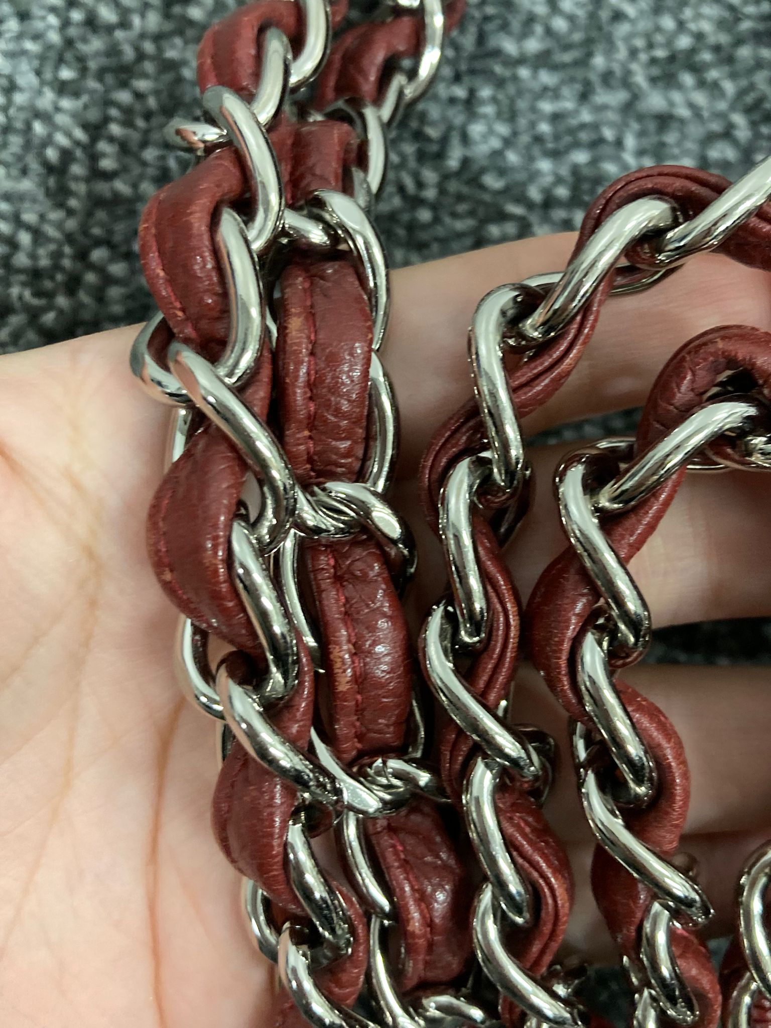 Chanel Clásico Doble Solapa 34 en piel caviar burdeos y herrajes plateados