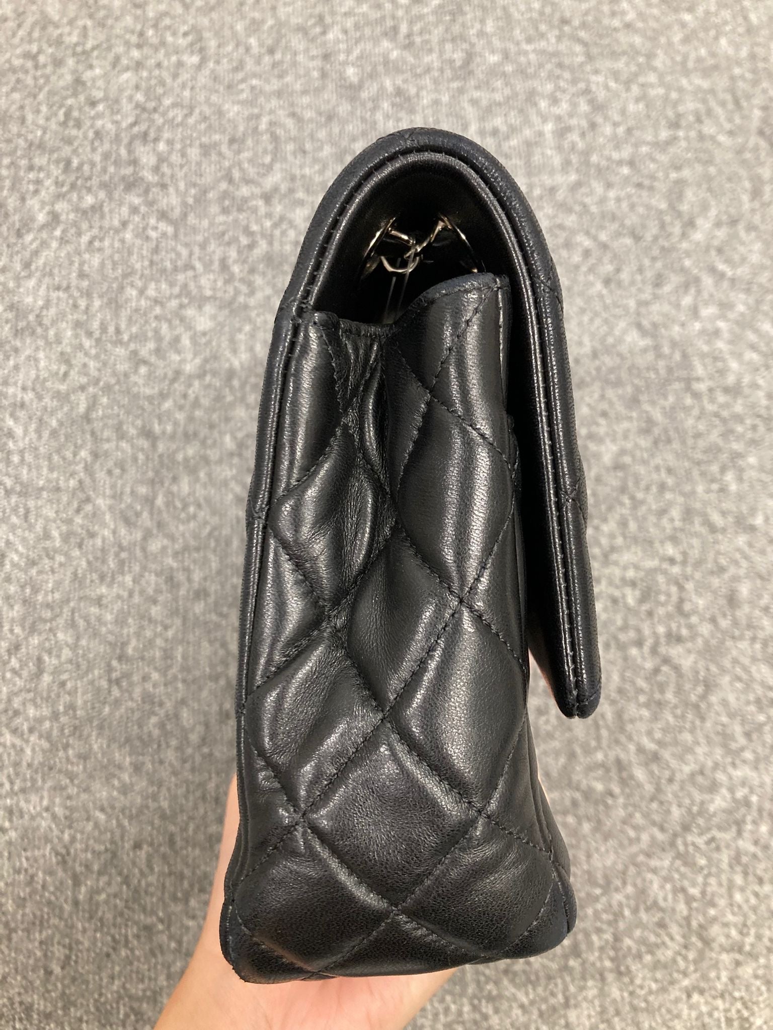 Chanel “Valentine” Matelassé 25 en piel negra con charms