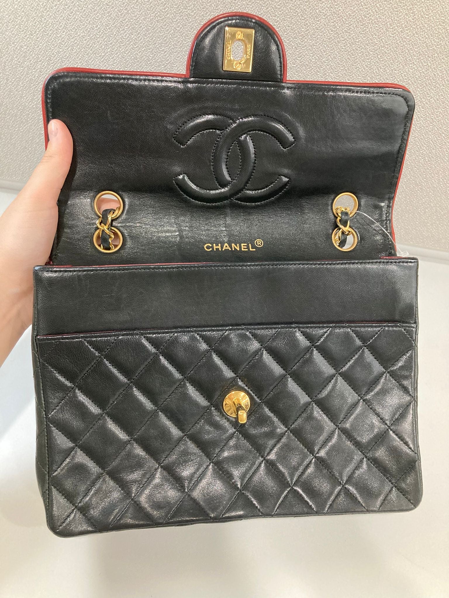 Chanel Timeless Single Flap 25 Negro con Ribete Burdeos – Serie 1