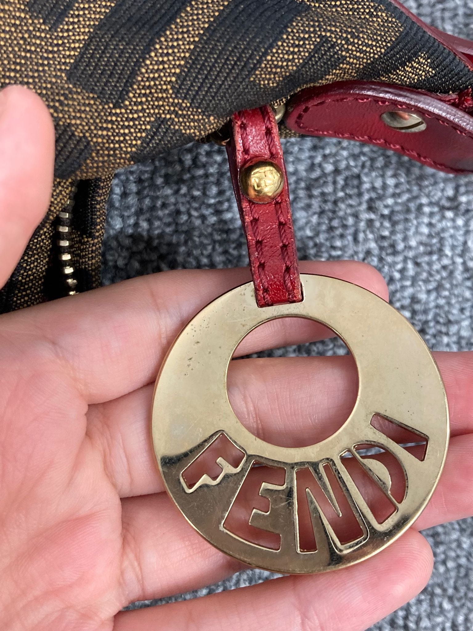 Fendi Zucchino Hobo Bag con Asa en Piel Roja