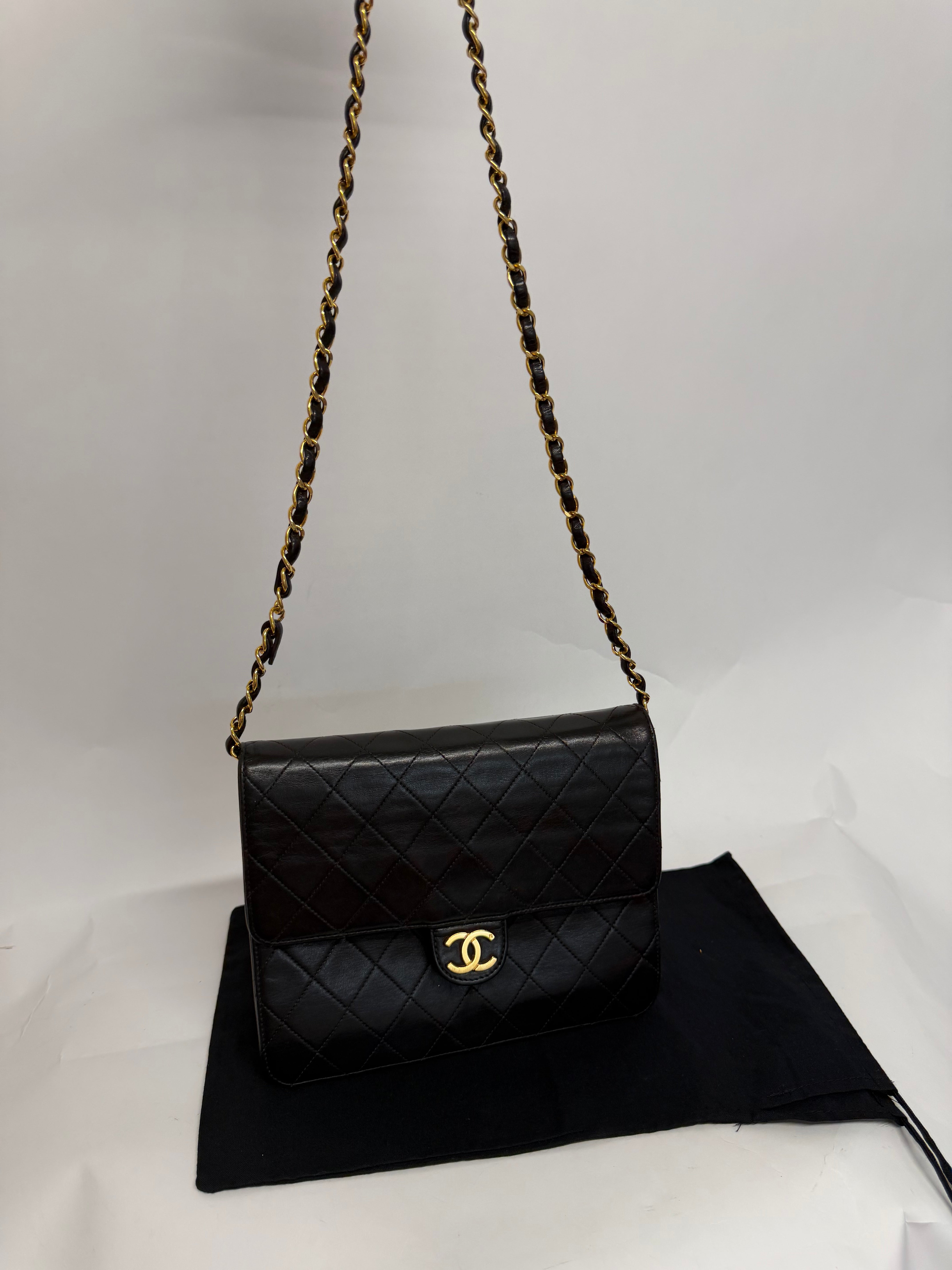 Chanel timeless Push Lock 22 Matelassé Cadena Piel Cordero Negra