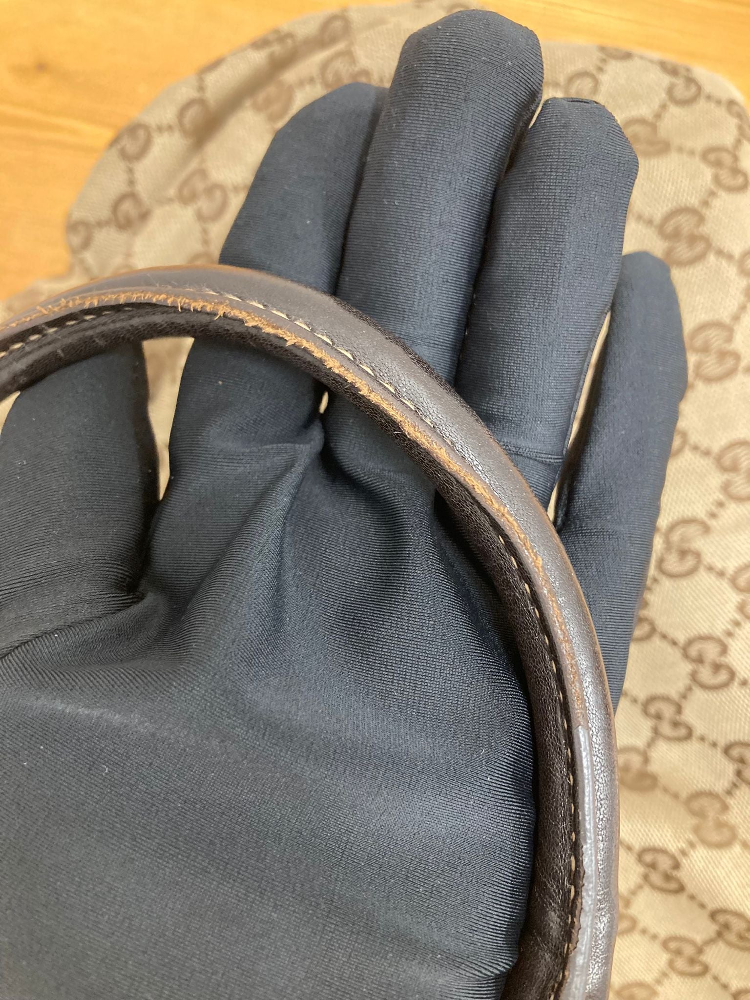 Gucci Pelham Tote GG Supreme Beige con Asas de Piel Marrón y Tachuelas Doradas