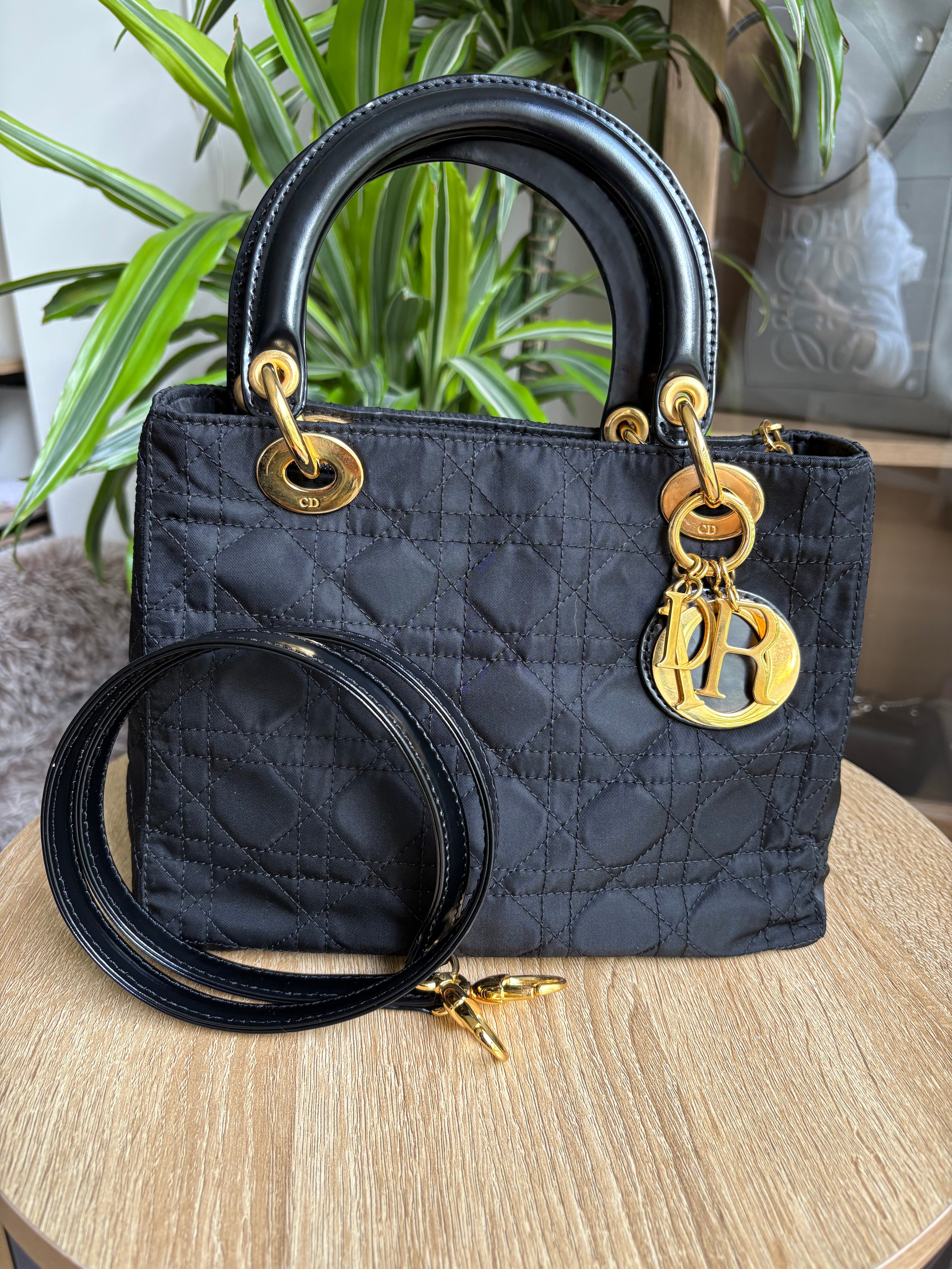 Lady Dior mediano negro y dorado
