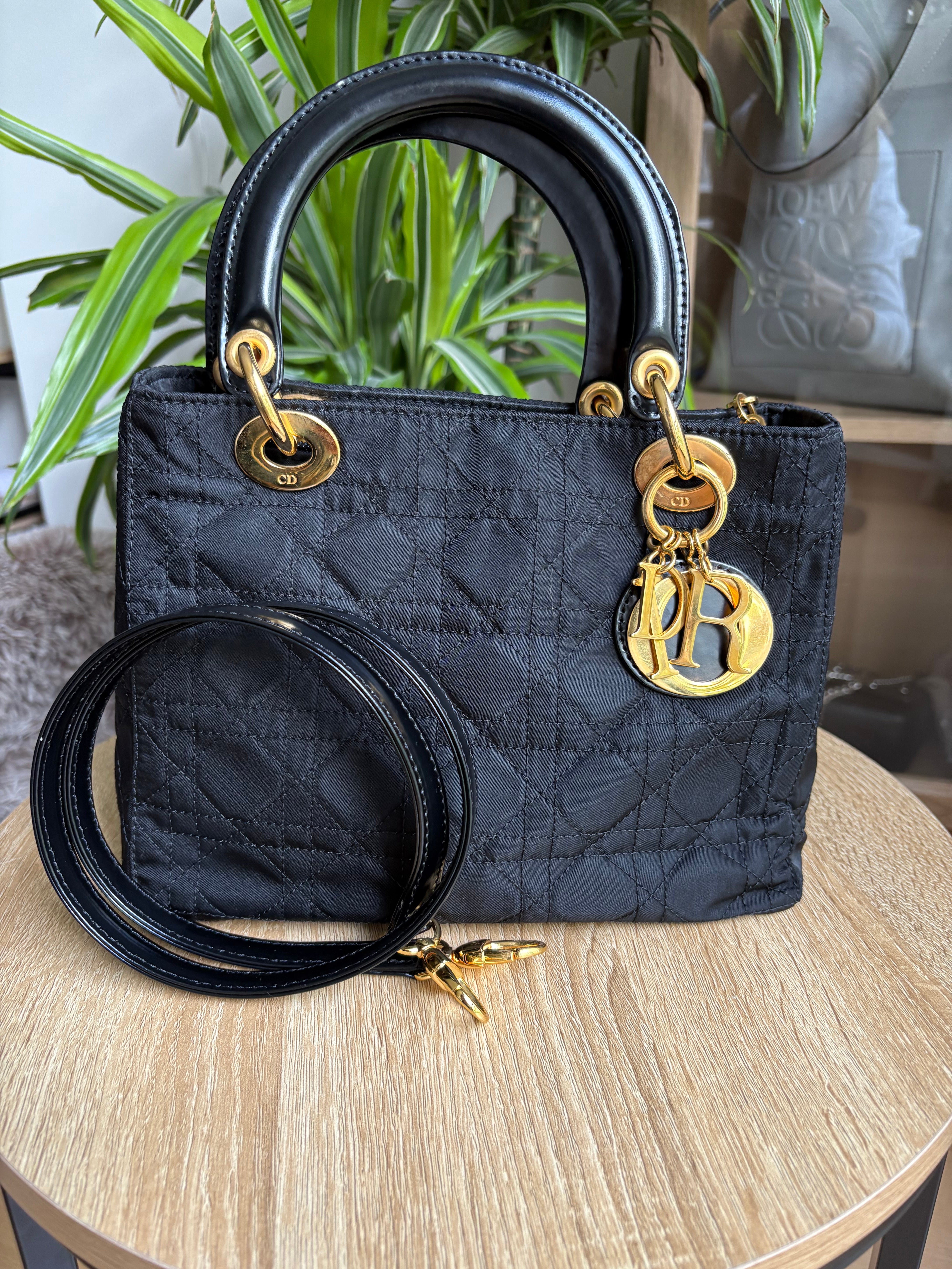 Lady Dior mediano negro y dorado