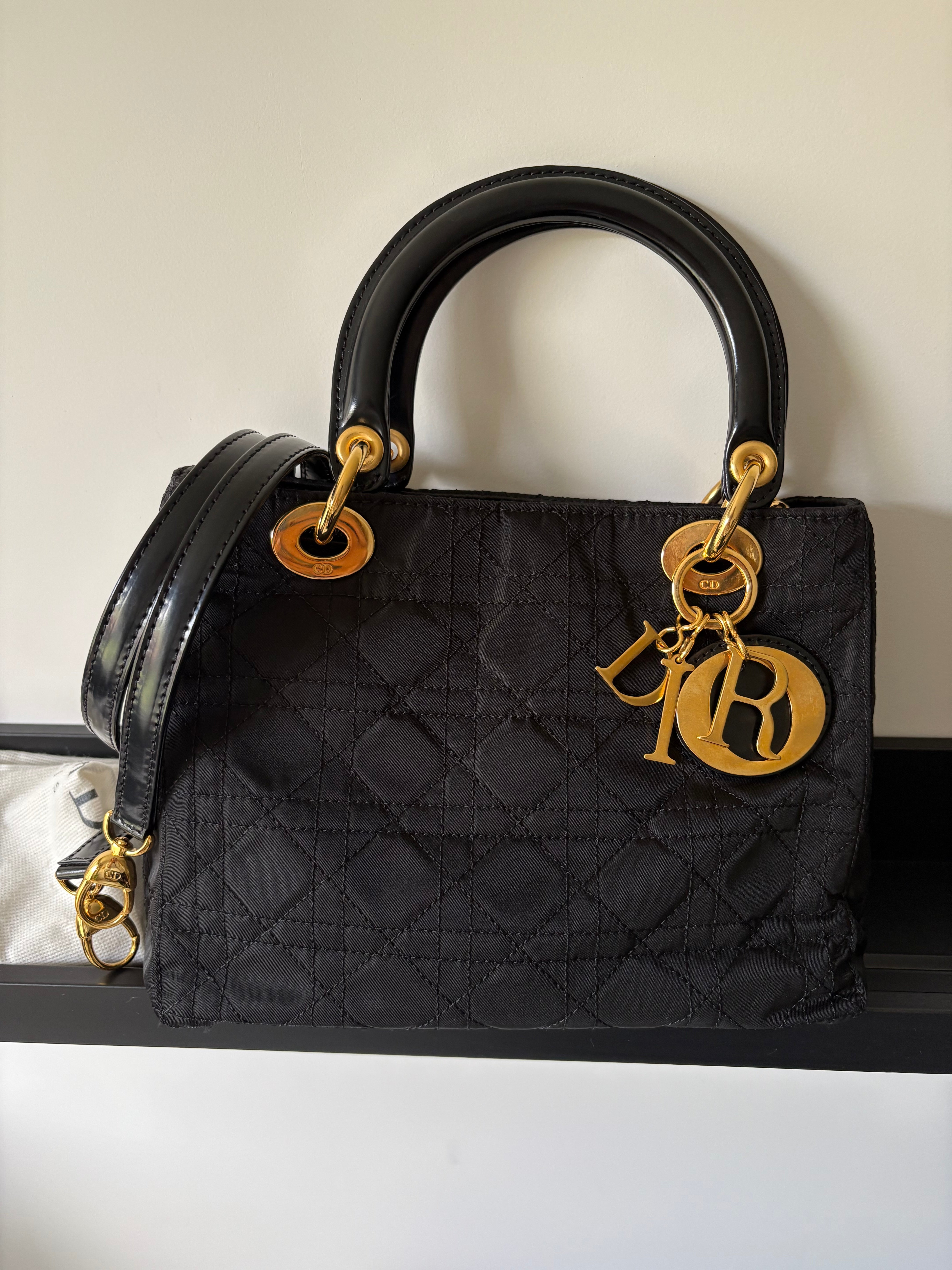 Lady Dior mediano negro y dorado