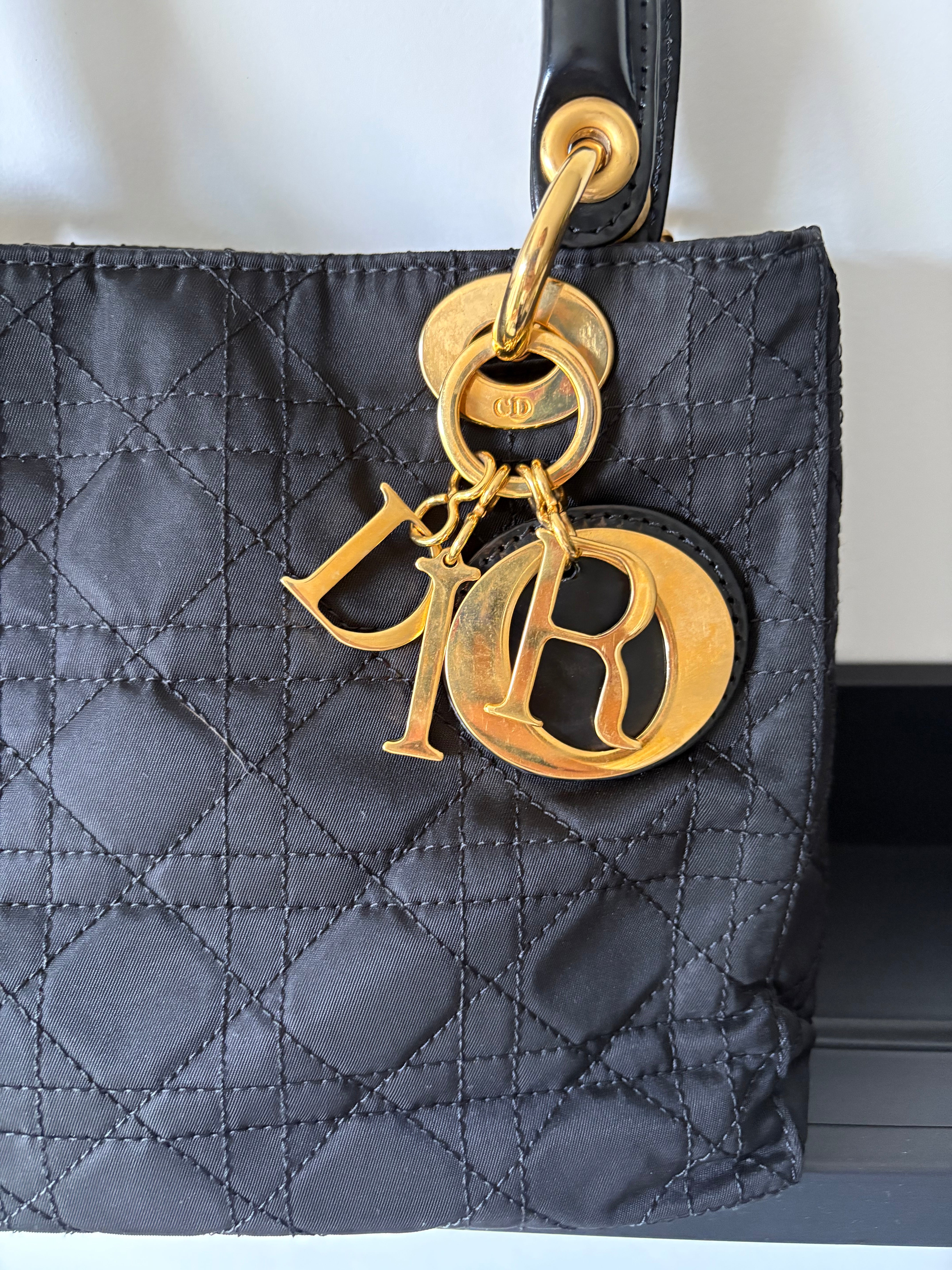 Lady Dior mediano negro y dorado