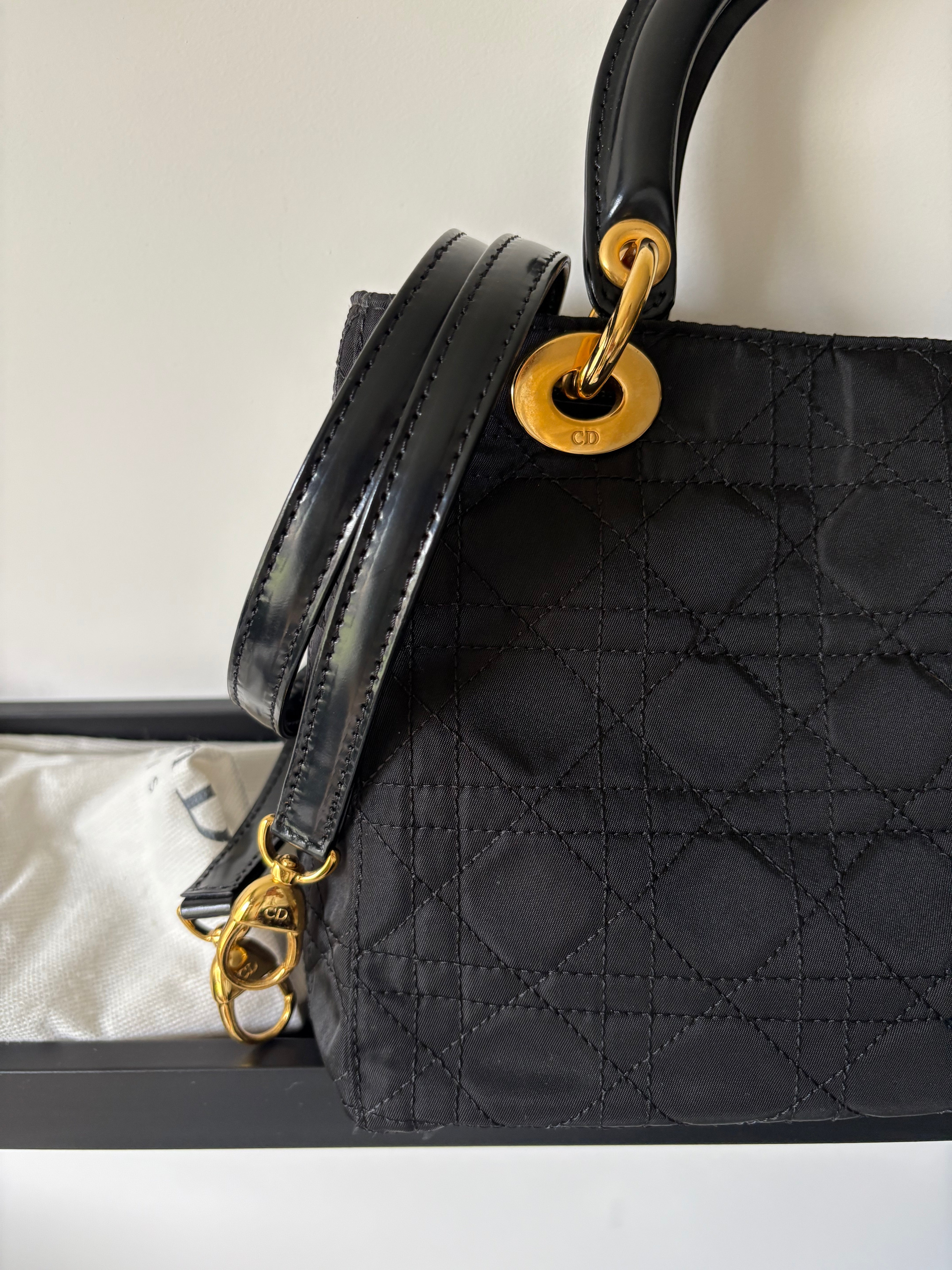 Lady Dior mediano negro y dorado