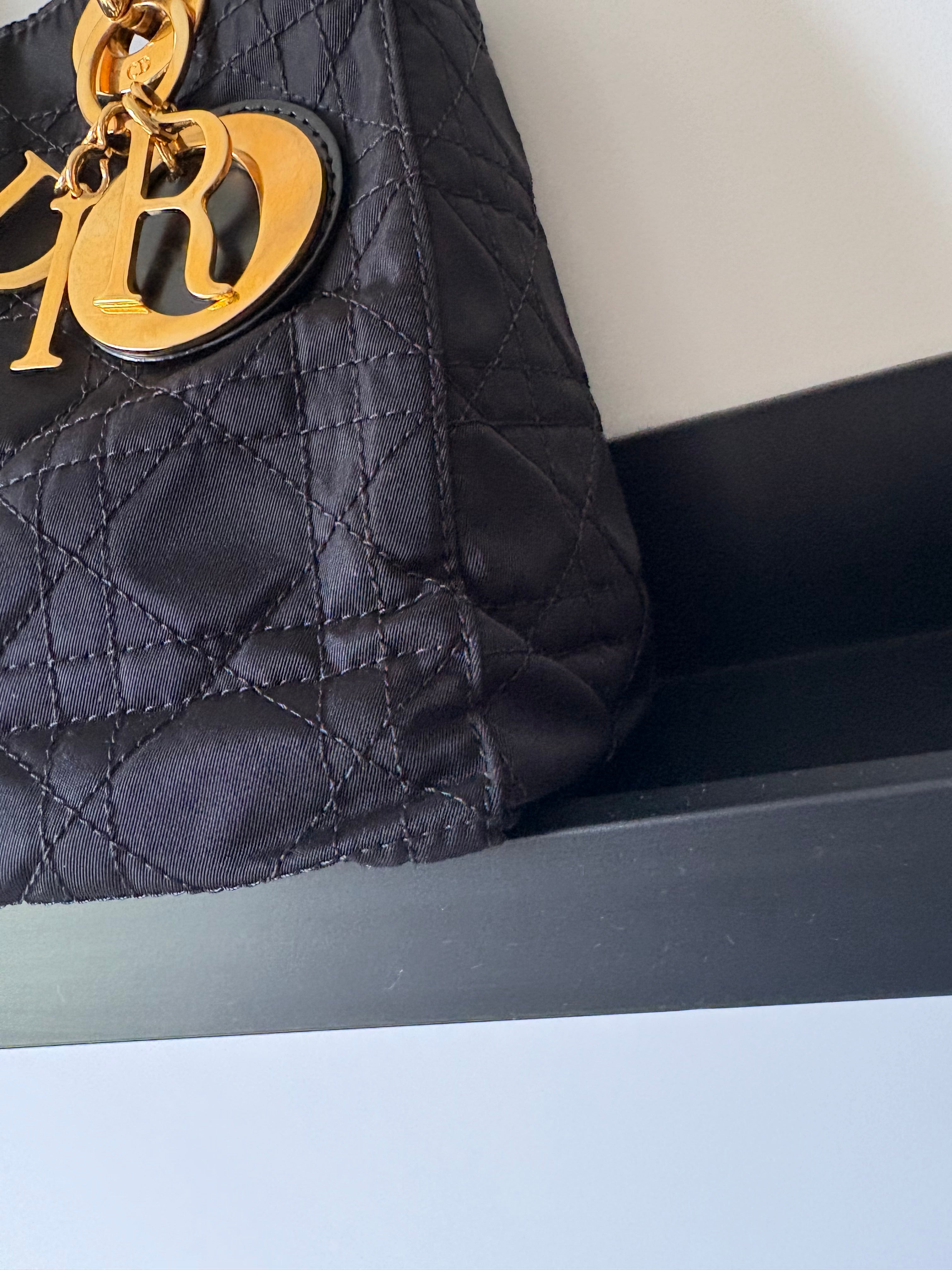 Lady Dior mediano negro y dorado