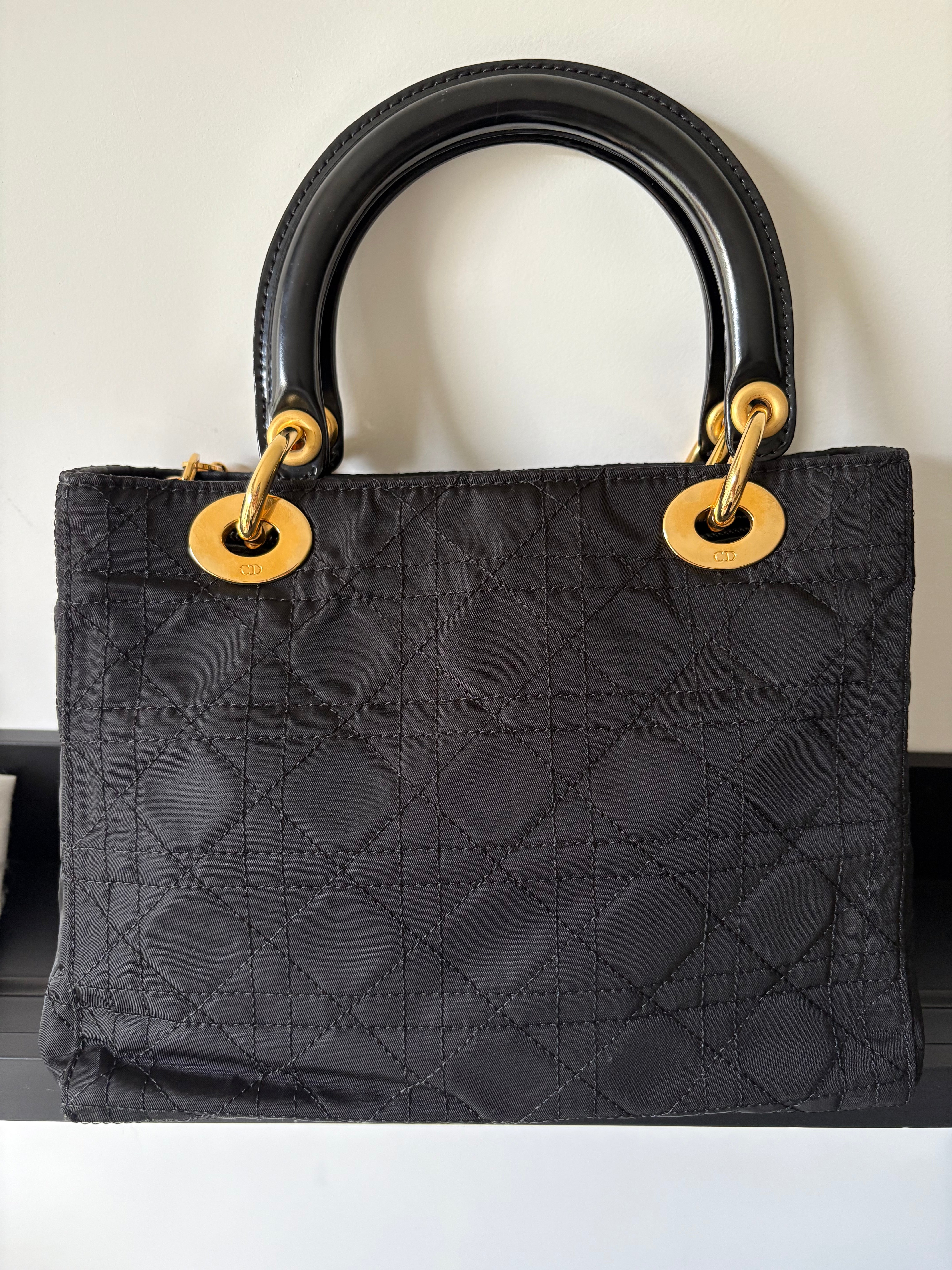 Lady Dior mediano negro y dorado