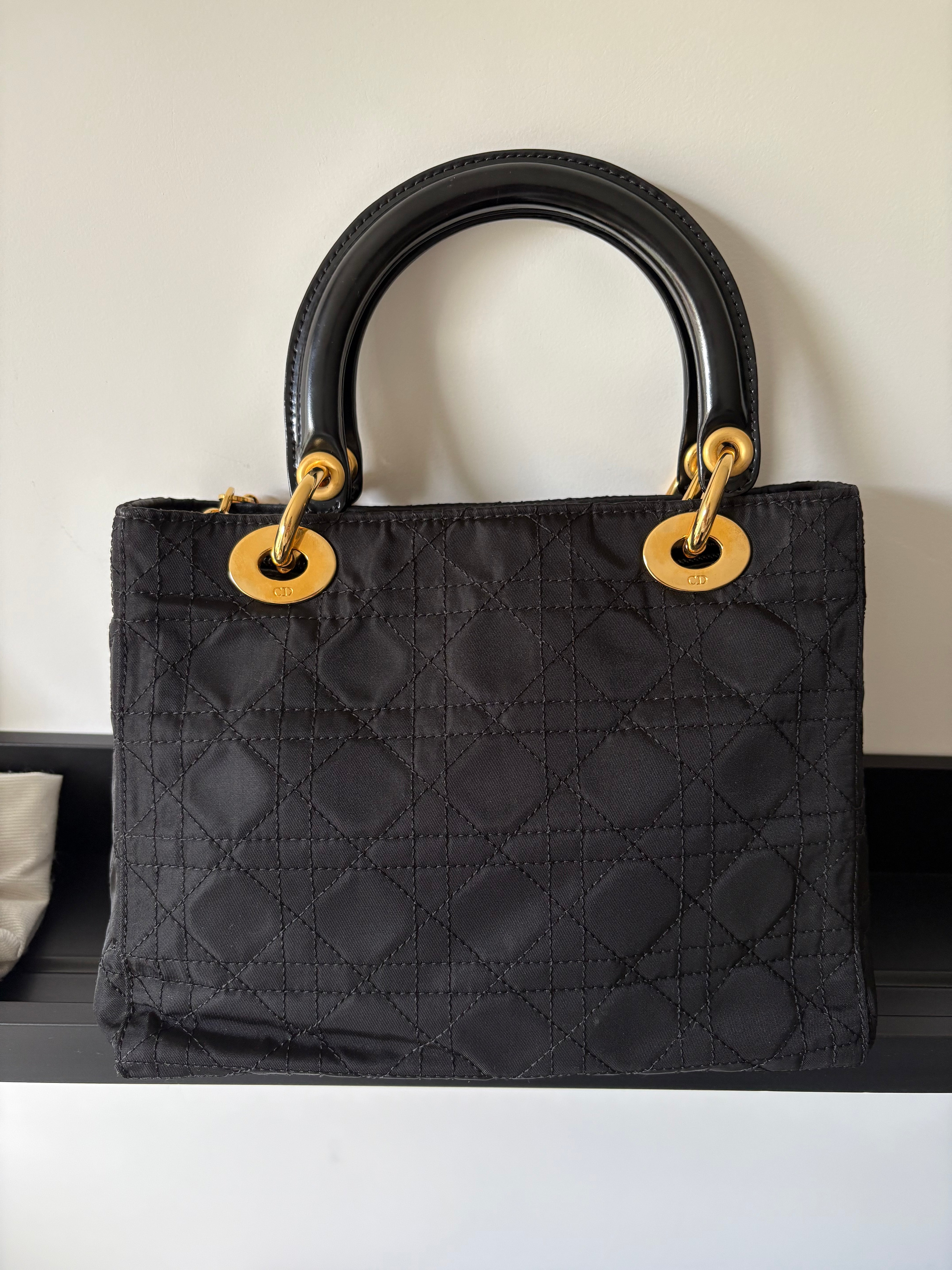 Lady Dior mediano negro y dorado