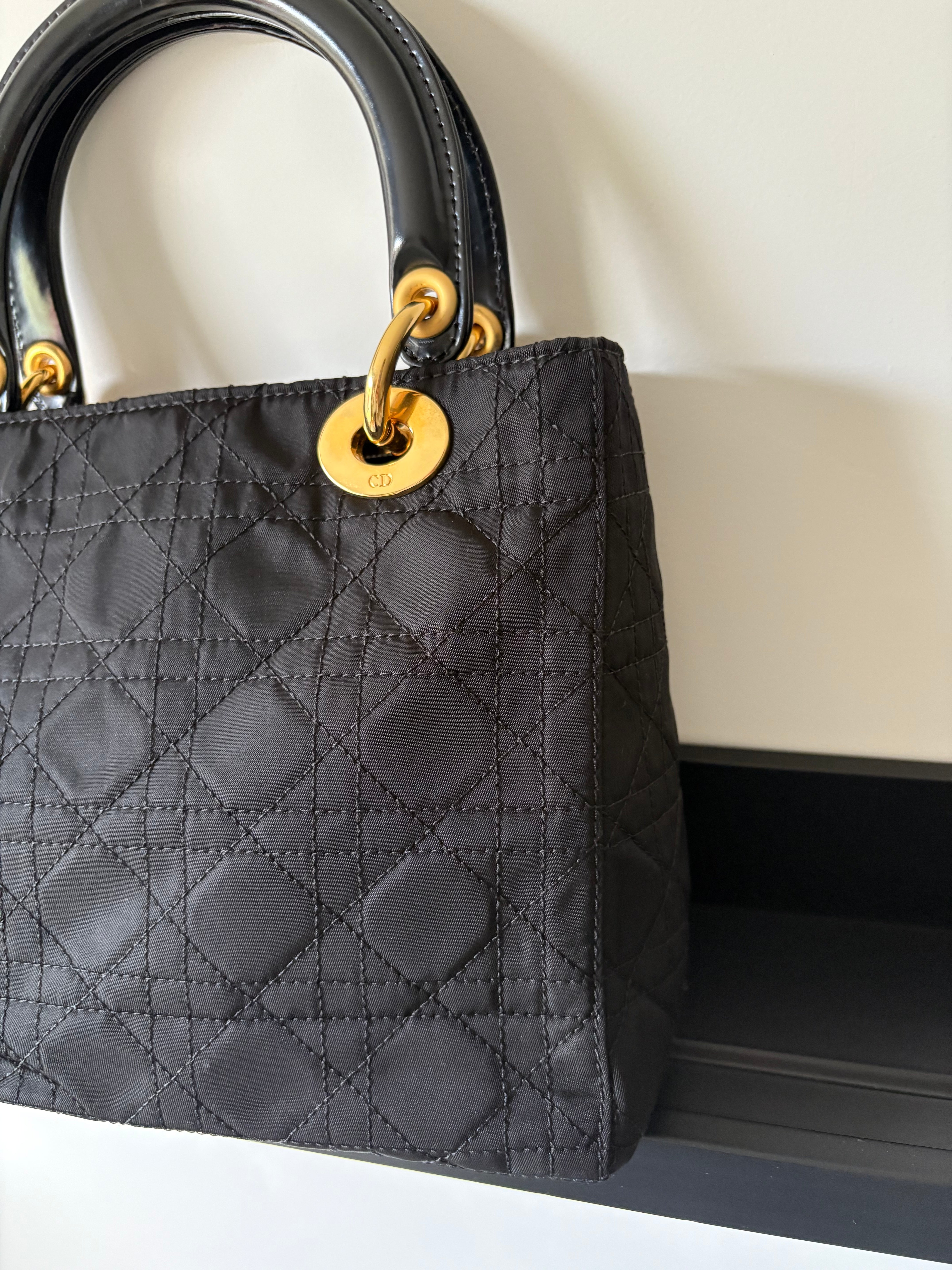 Lady Dior mediano negro y dorado