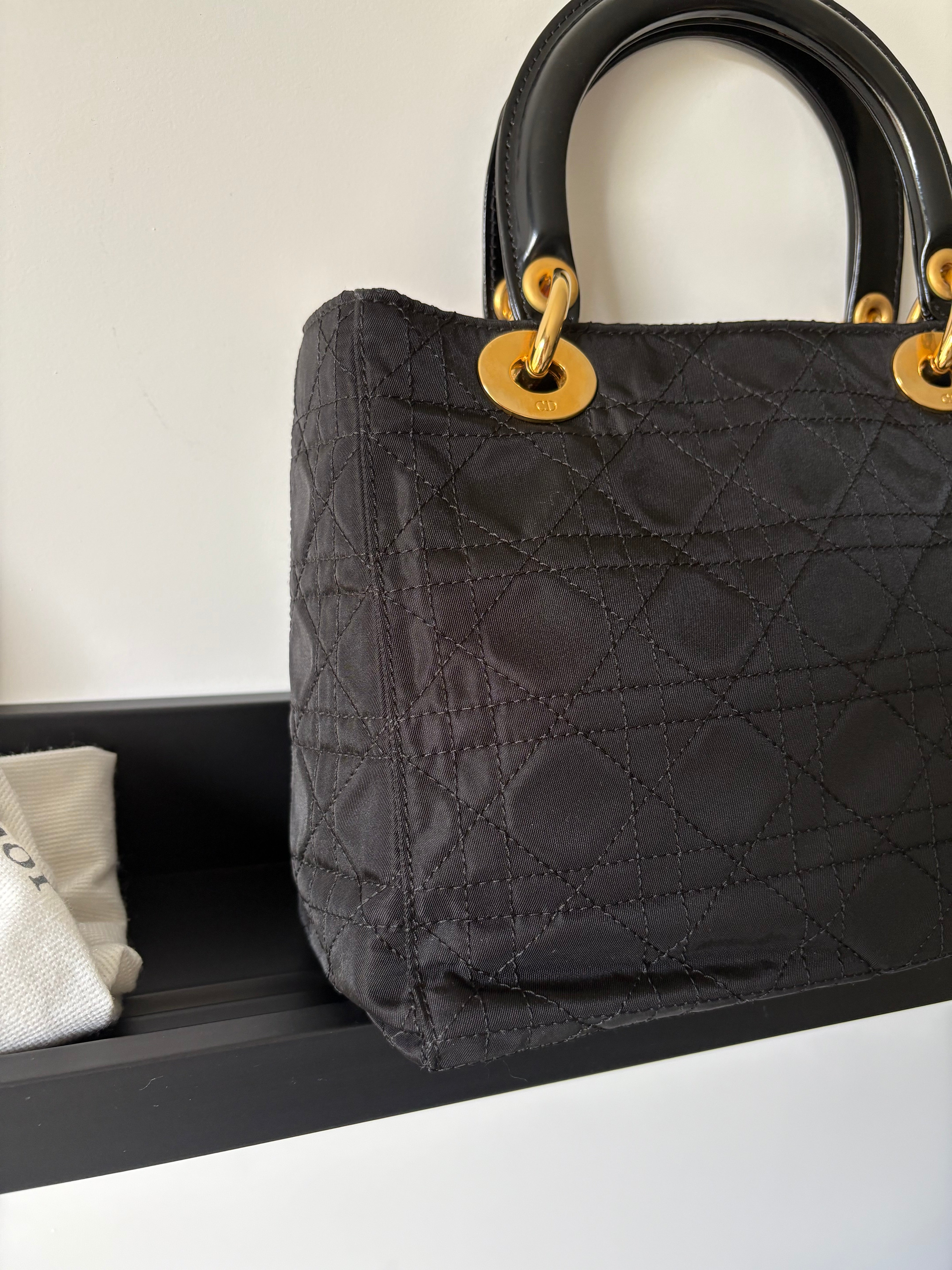 Lady Dior mediano negro y dorado