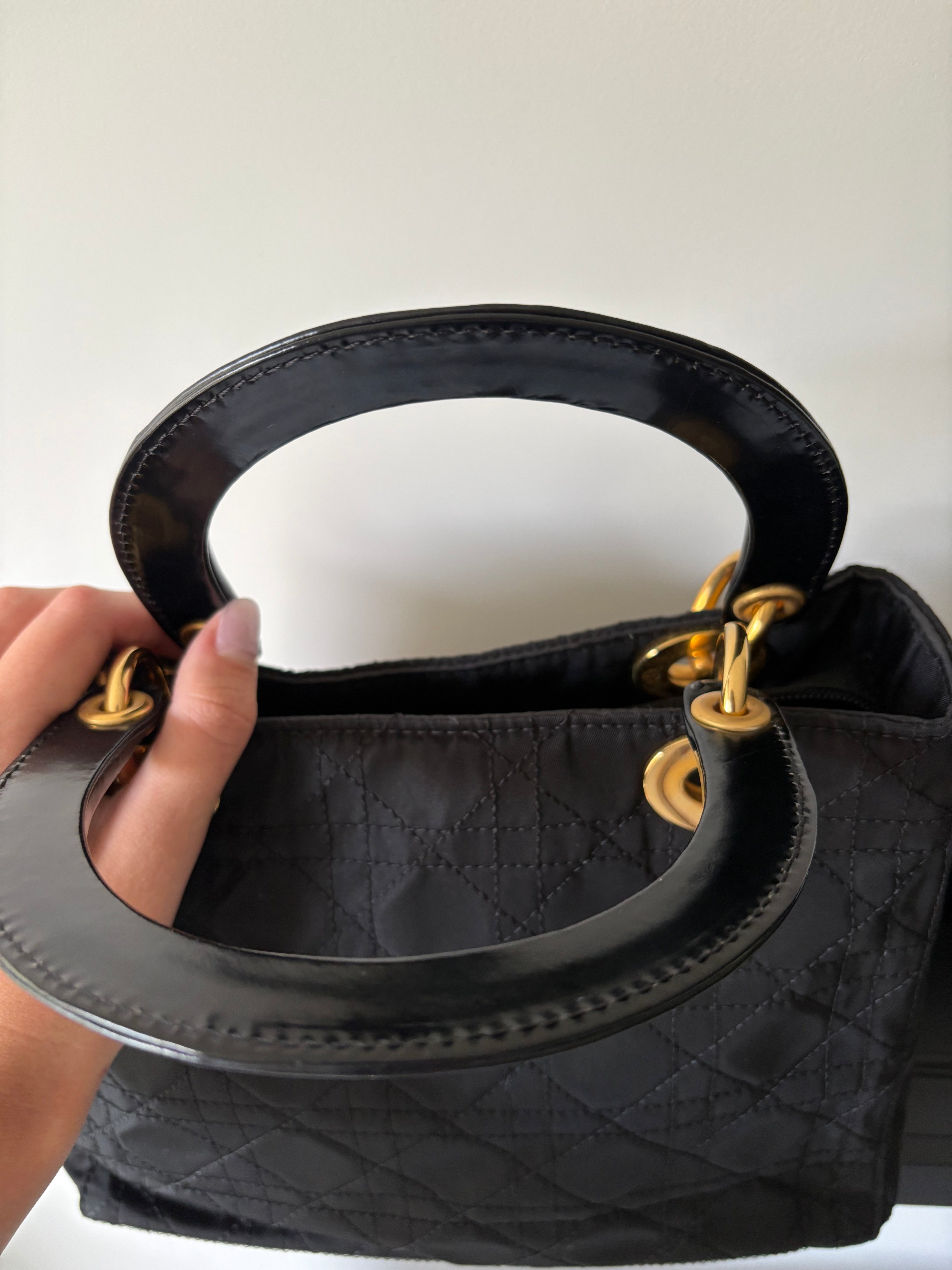 Lady Dior mediano negro y dorado