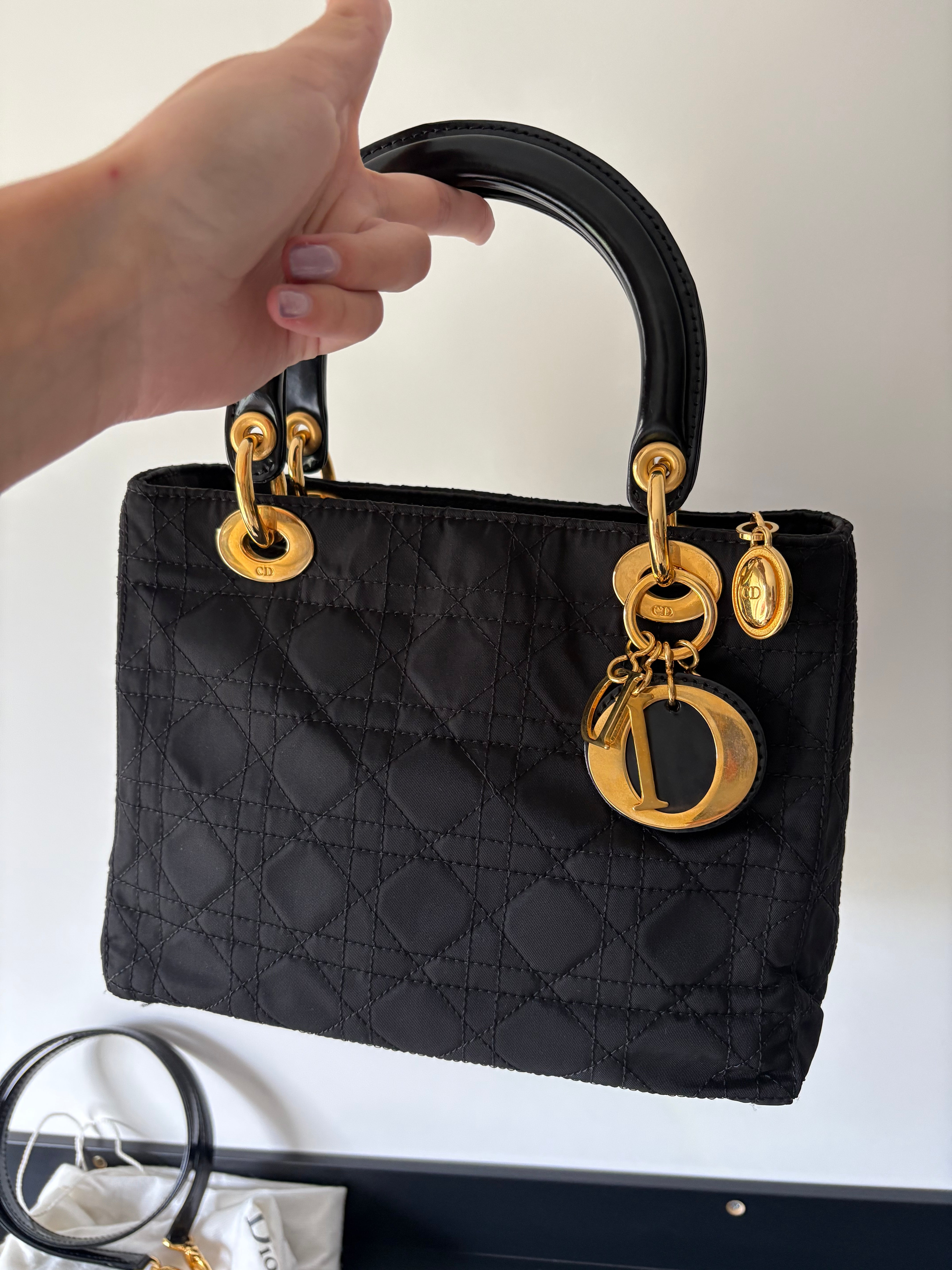 Lady Dior mediano negro y dorado