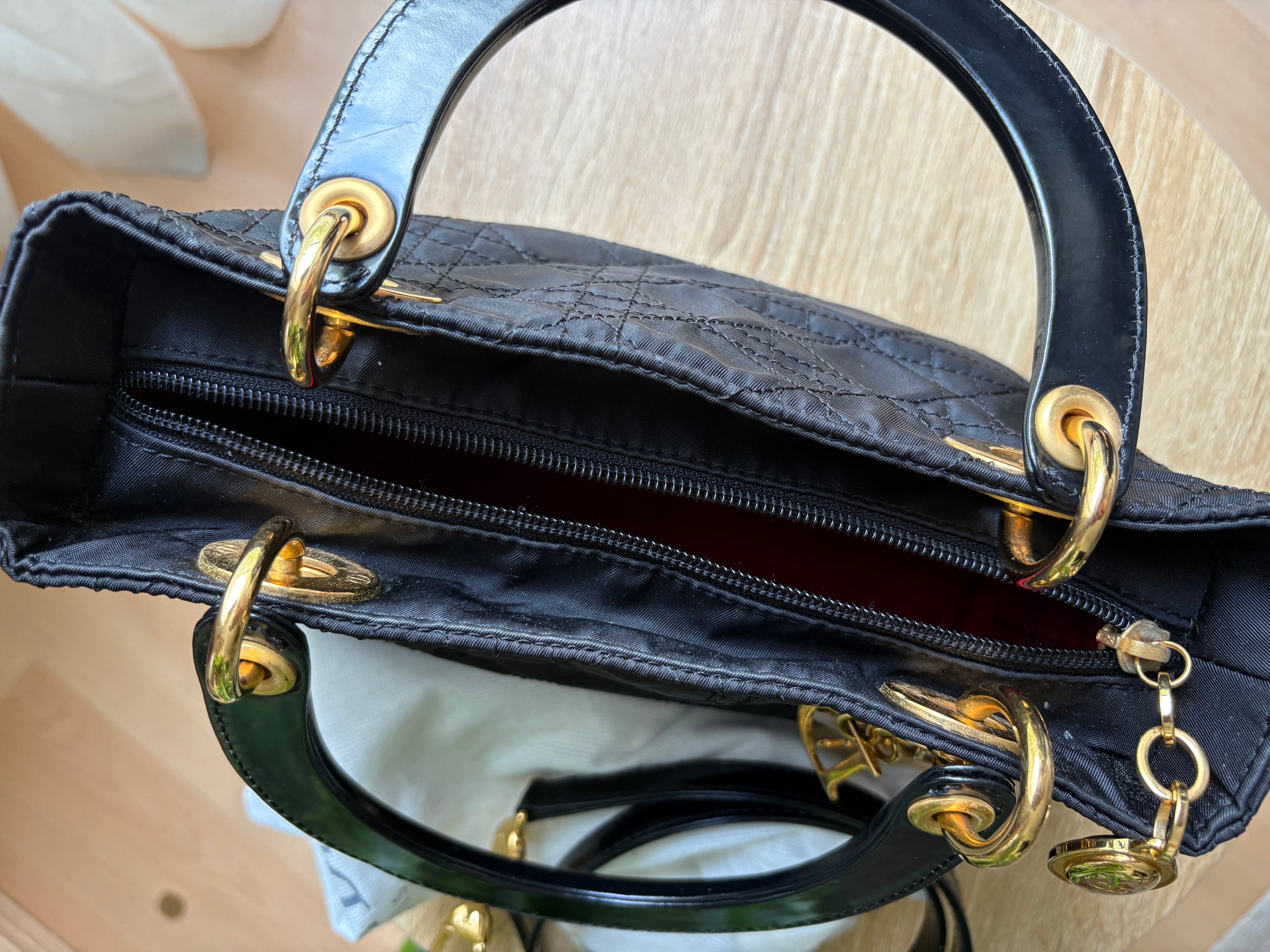 Lady Dior mediano negro y dorado