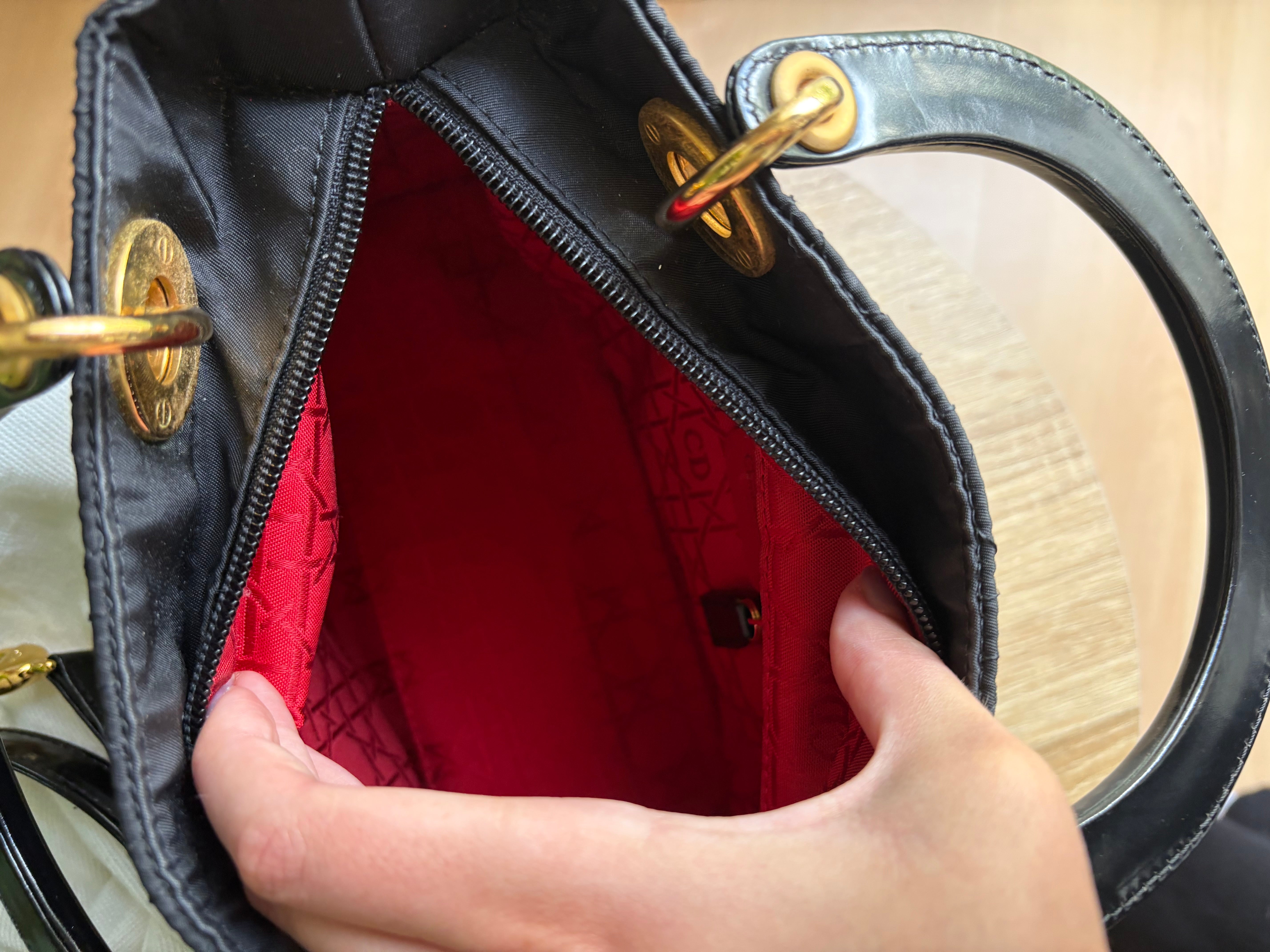 Lady Dior mediano negro y dorado