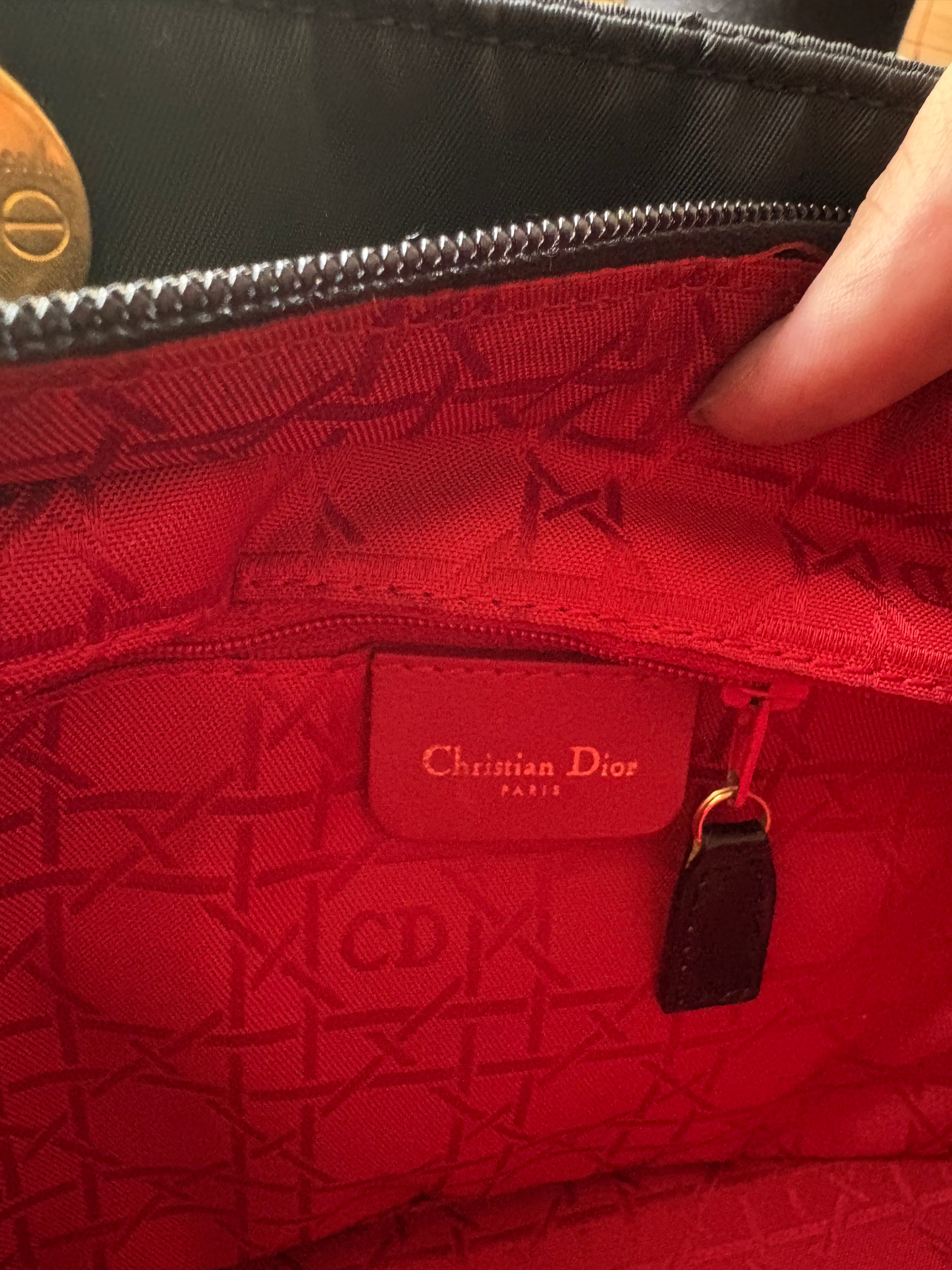 Lady Dior mediano negro y dorado