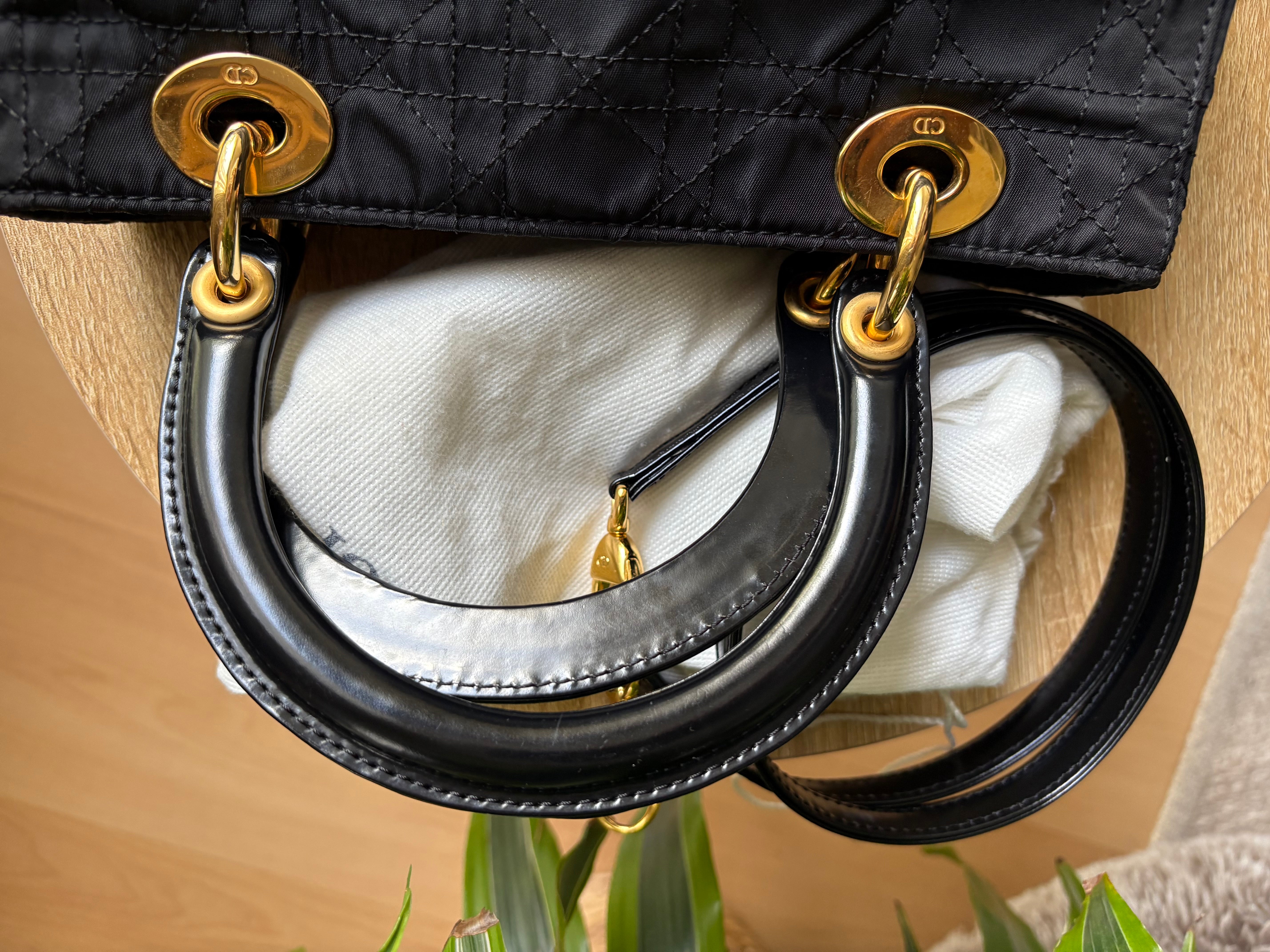 Lady Dior mediano negro y dorado