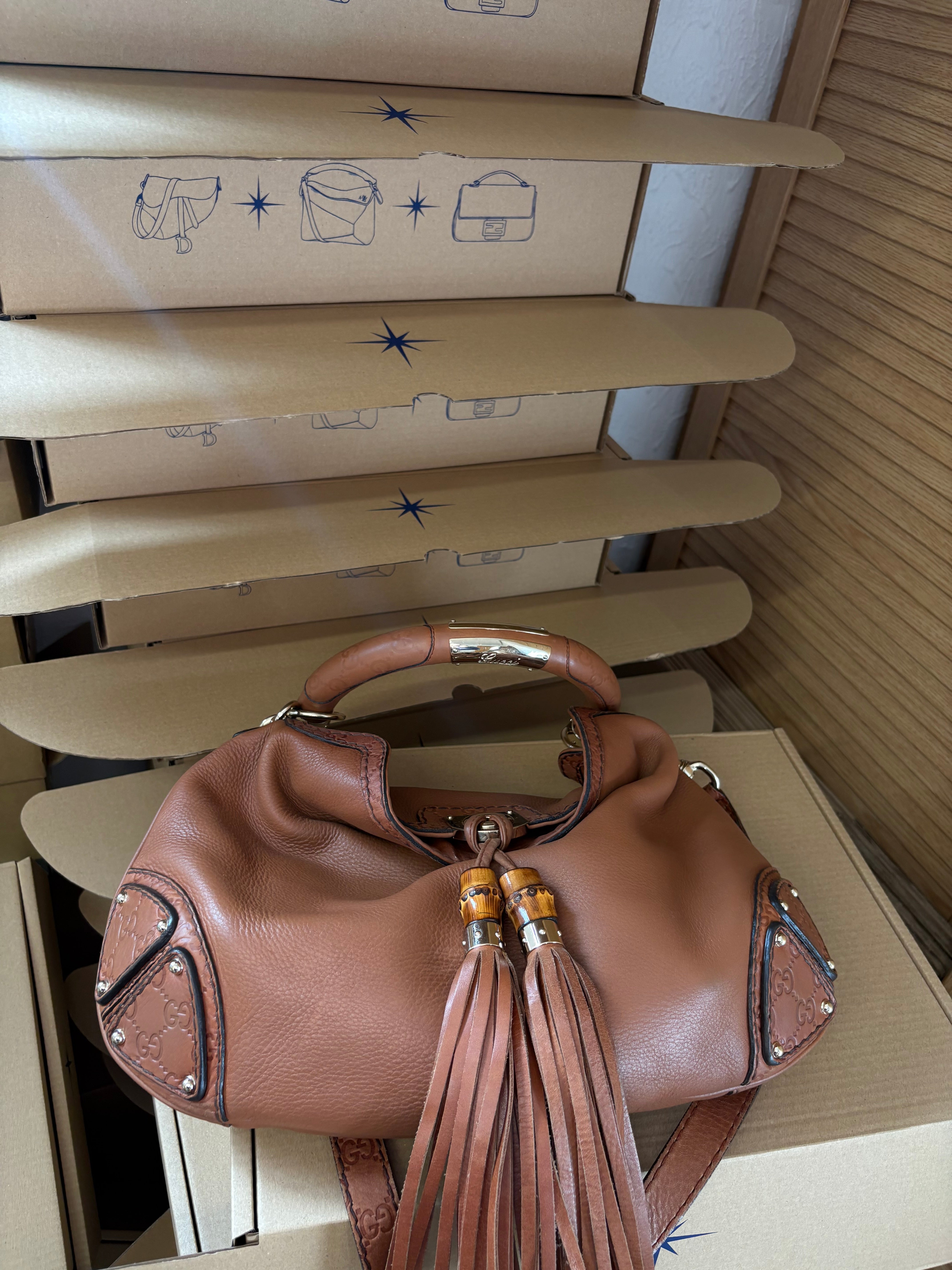 Bolso Gucci Indy Large en Piel Camel con bandolera · Asa Bamboo y Flecos