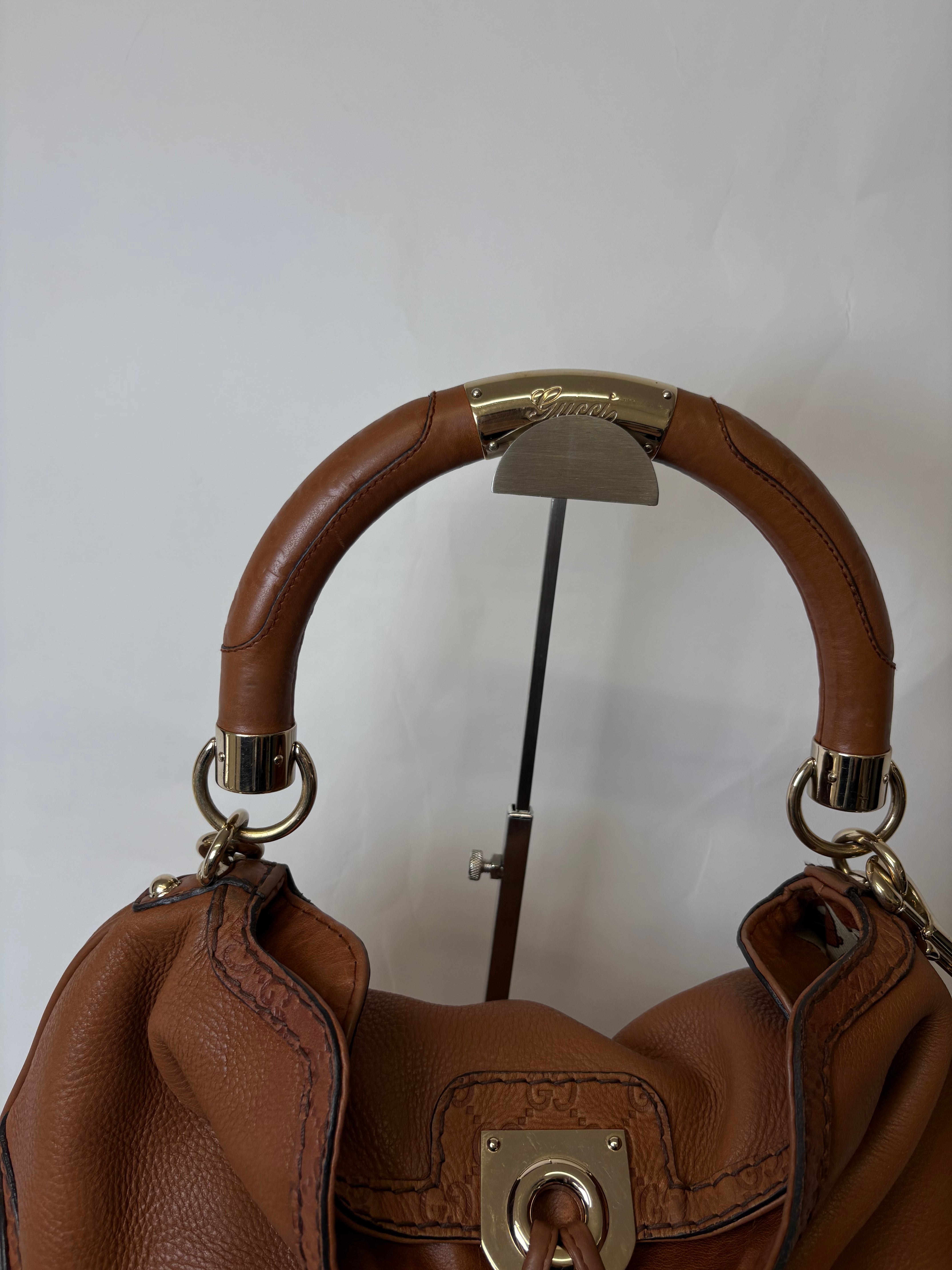 Bolso Gucci Indy Large en Piel Camel con bandolera · Asa Bamboo y Flecos