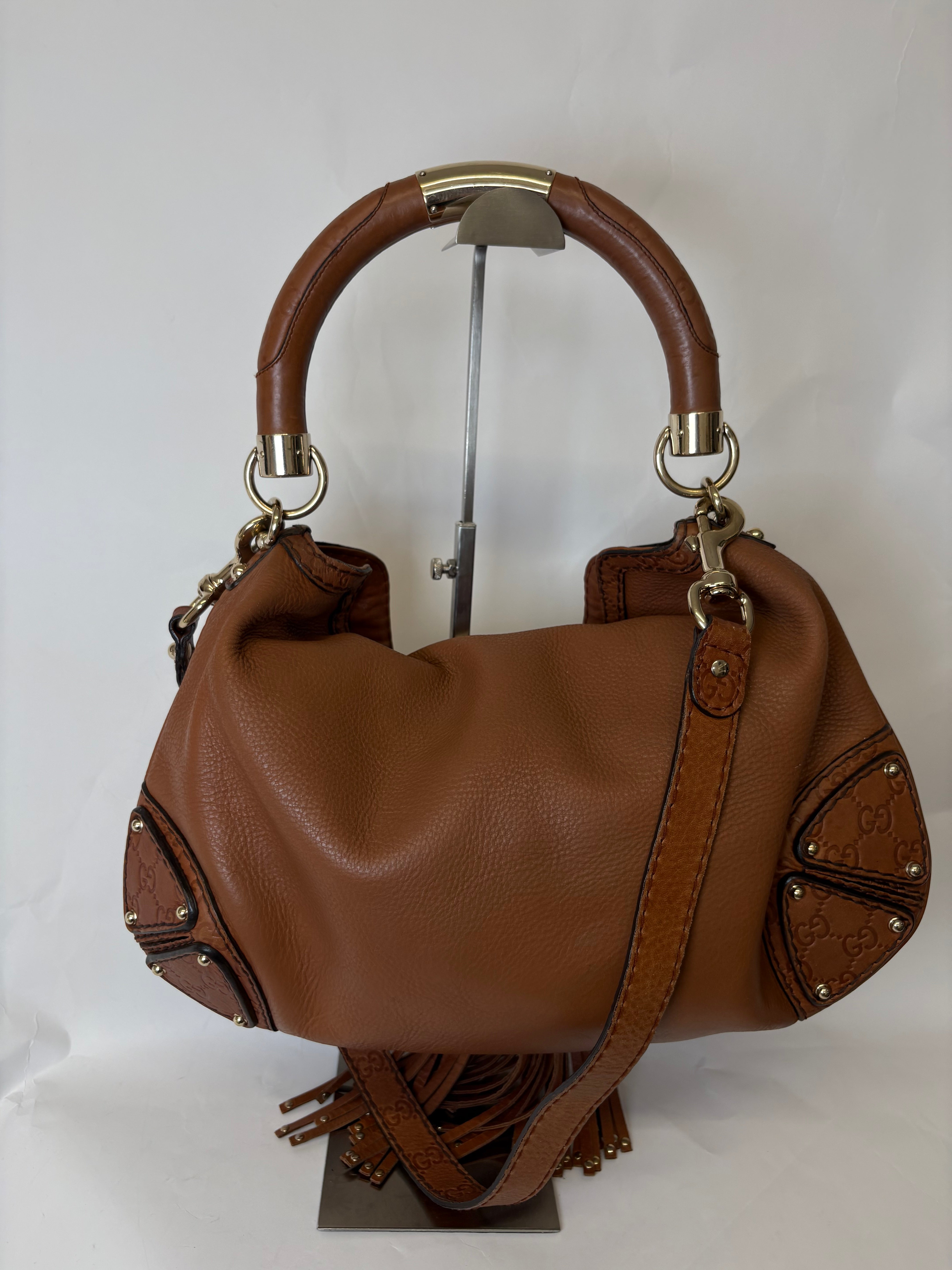 Bolso Gucci Indy Large en Piel Camel con bandolera · Asa Bamboo y Flecos