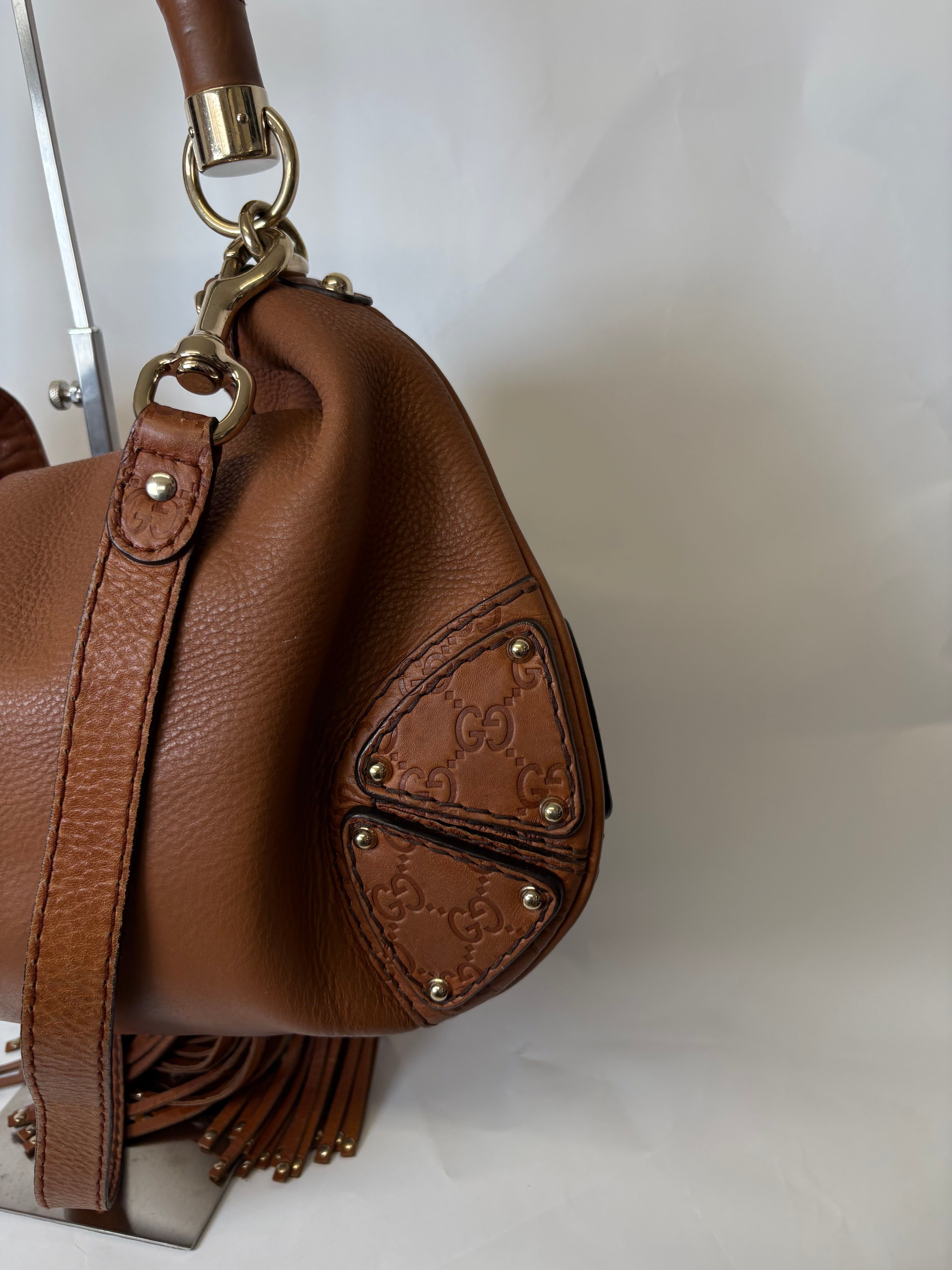 Bolso Gucci Indy Large en Piel Camel con bandolera · Asa Bamboo y Flecos
