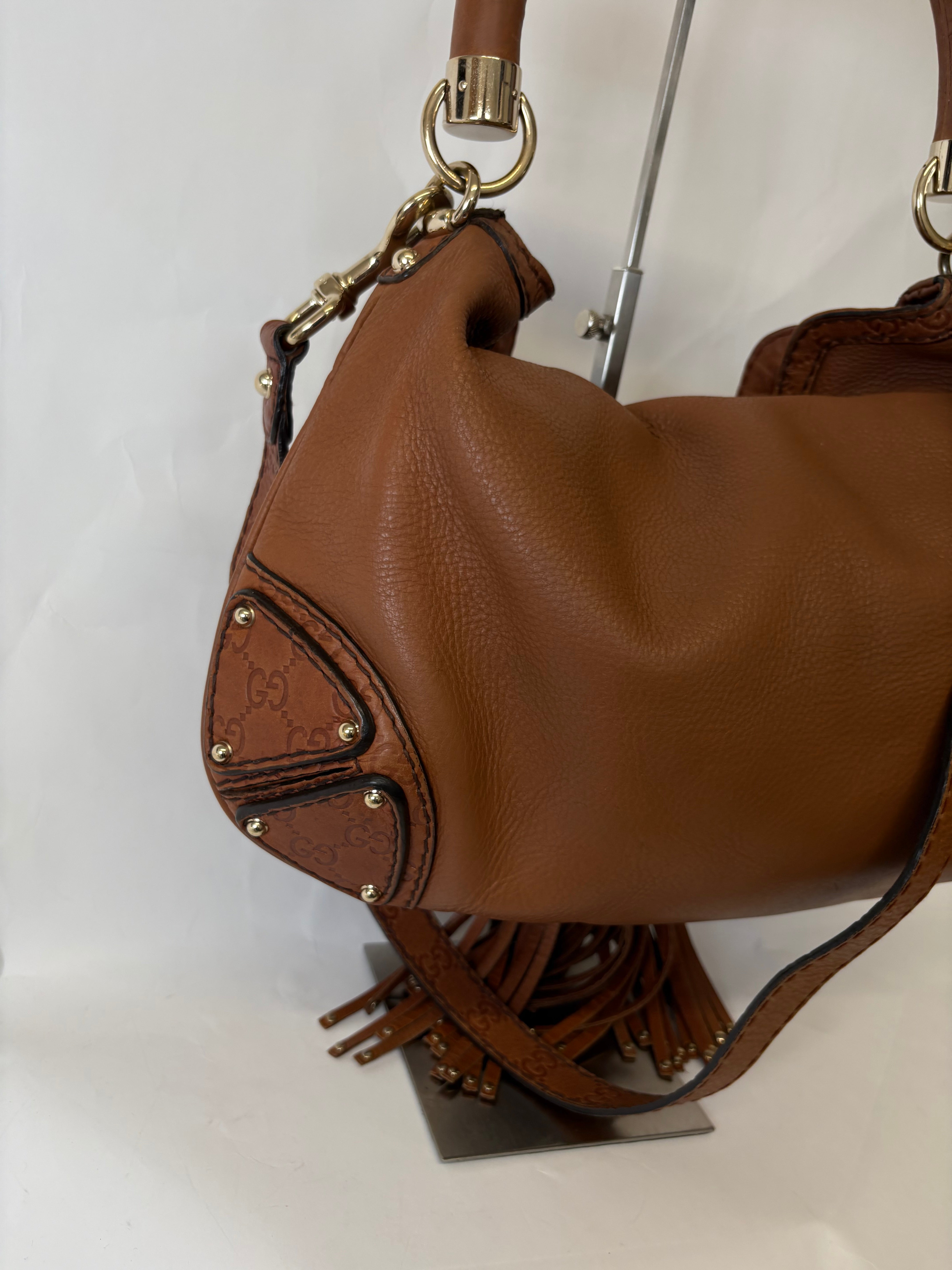 Bolso Gucci Indy Large en Piel Camel con bandolera · Asa Bamboo y Flecos