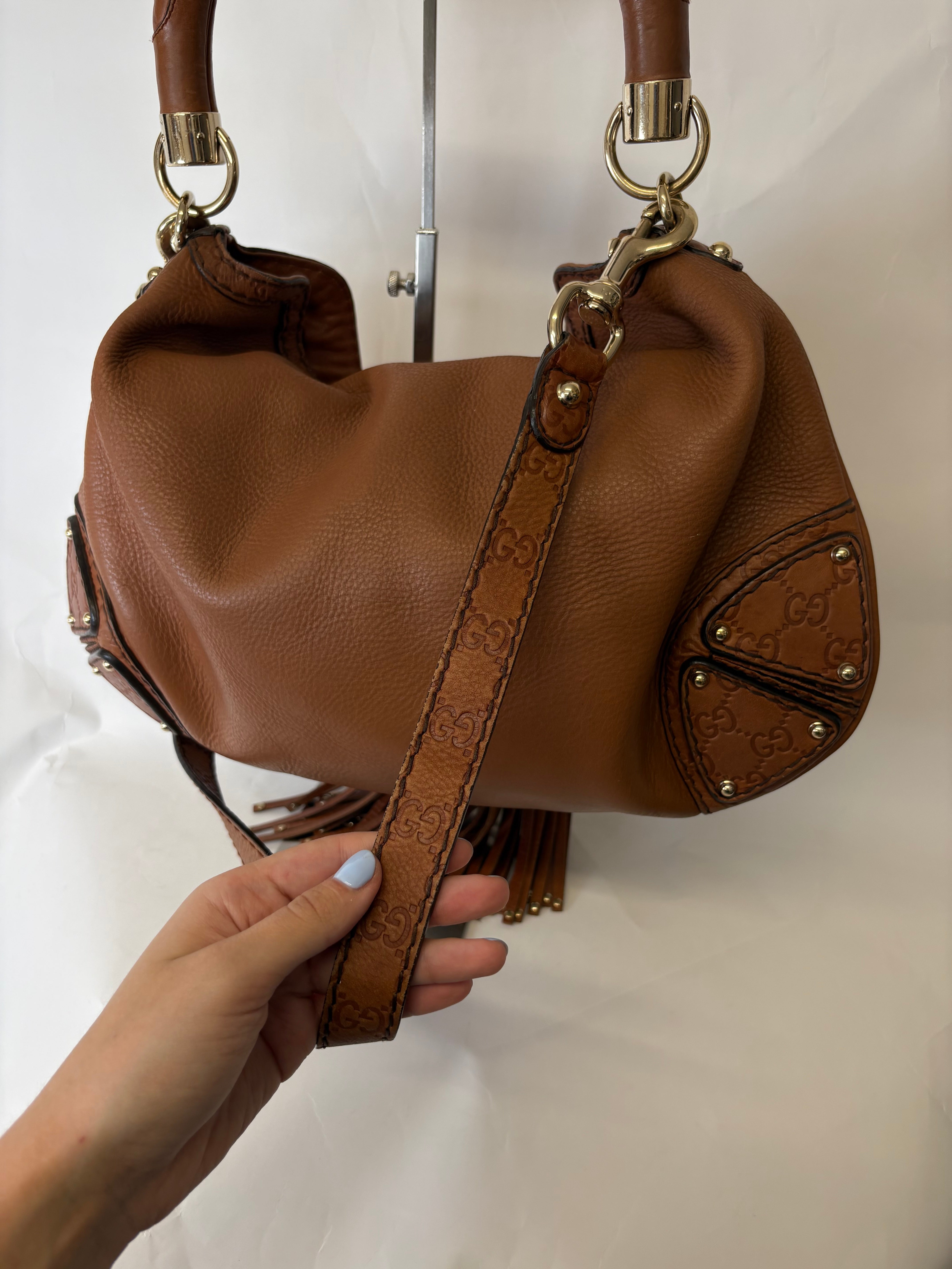 Bolso Gucci Indy Large en Piel Camel con bandolera · Asa Bamboo y Flecos
