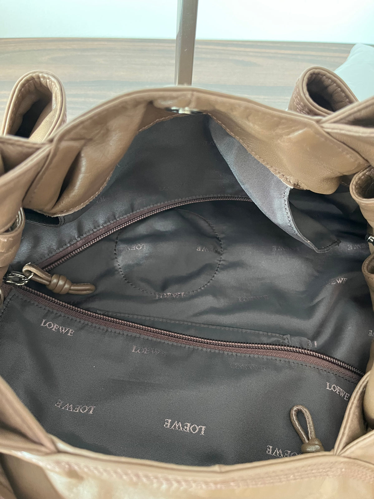 Loewe Aire Mediano Piel Nappa Marrón camel con bandolera