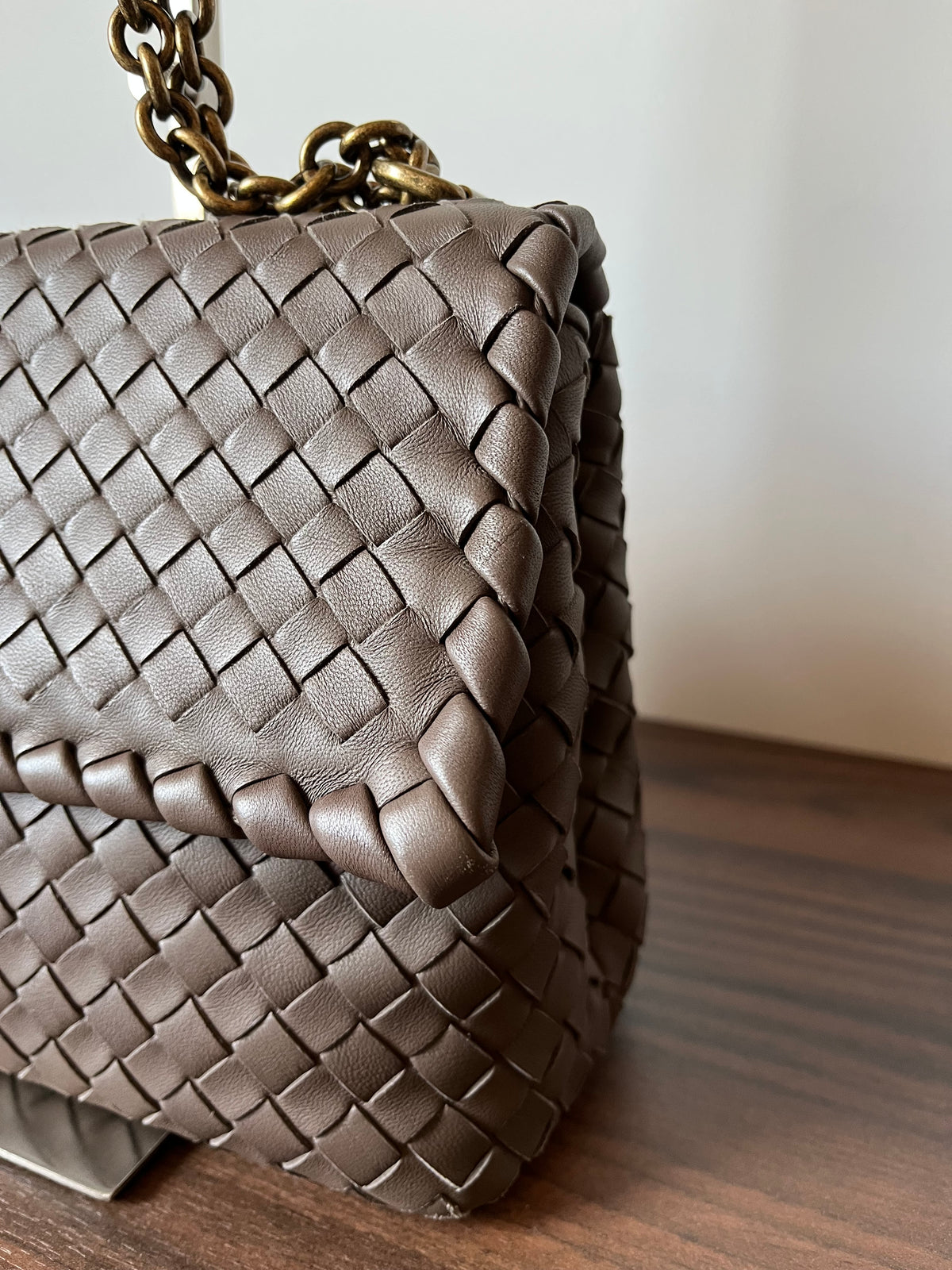 Bottega Veneta Olimpia Small Nappa Intrecciato Marrón Herrajes Dorados