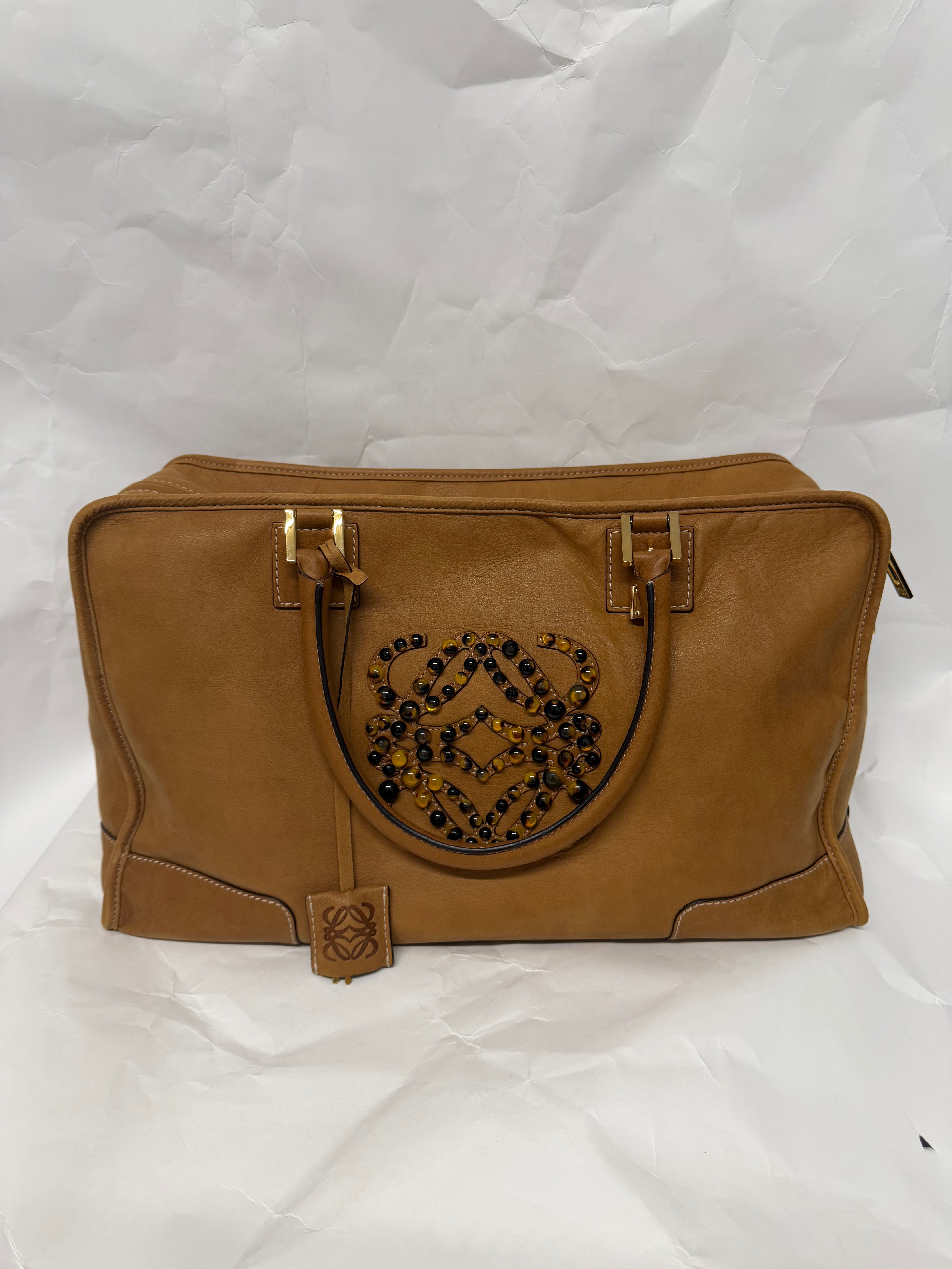 Loewe Amazona XXI 42 — Nubuck Camel con Anagrama en Carey