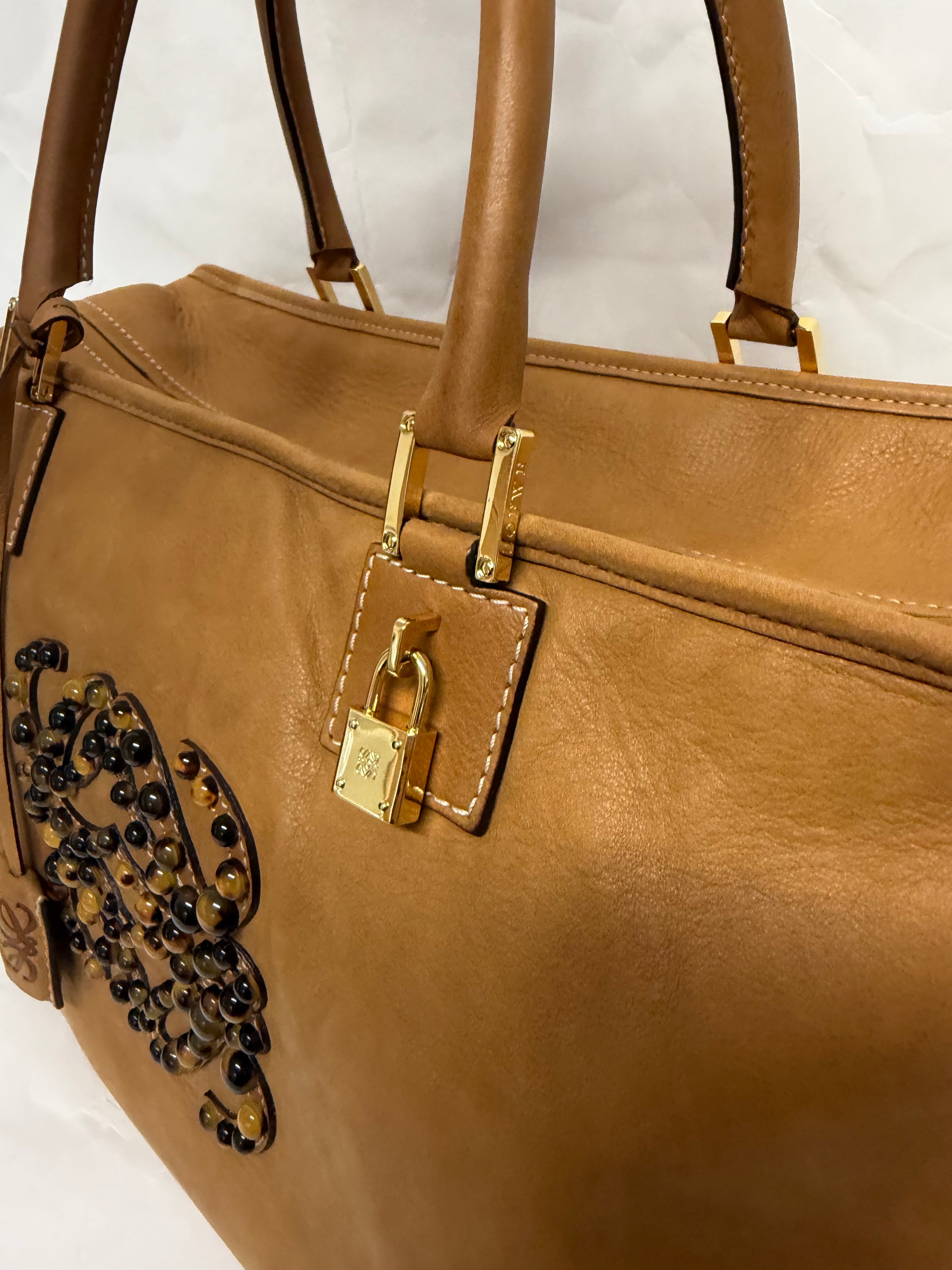 Loewe Amazona XXI 42 — Nubuck Camel con Anagrama en Carey