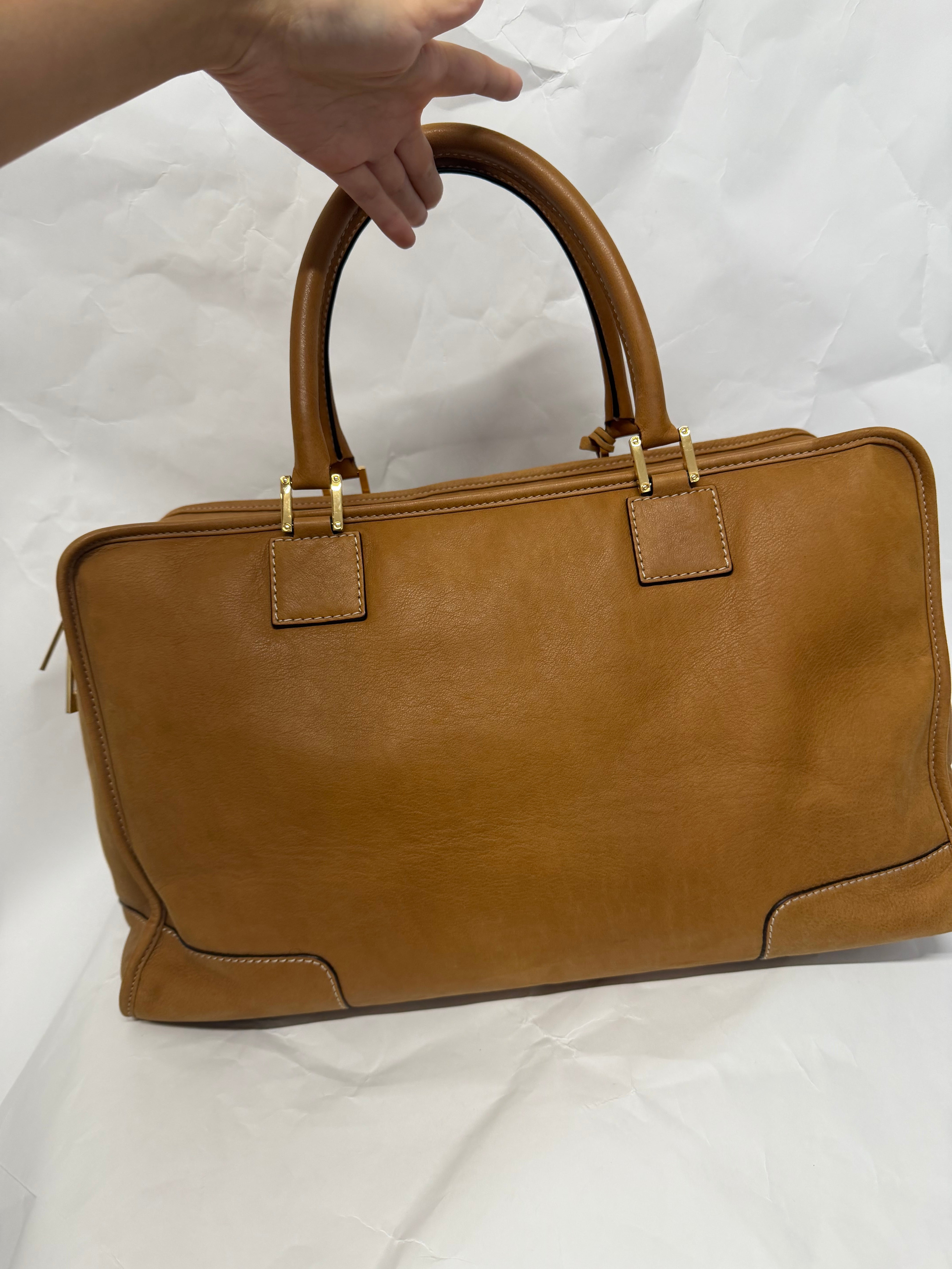 Loewe Amazona XXI 42 — Nubuck Camel con Anagrama en Carey