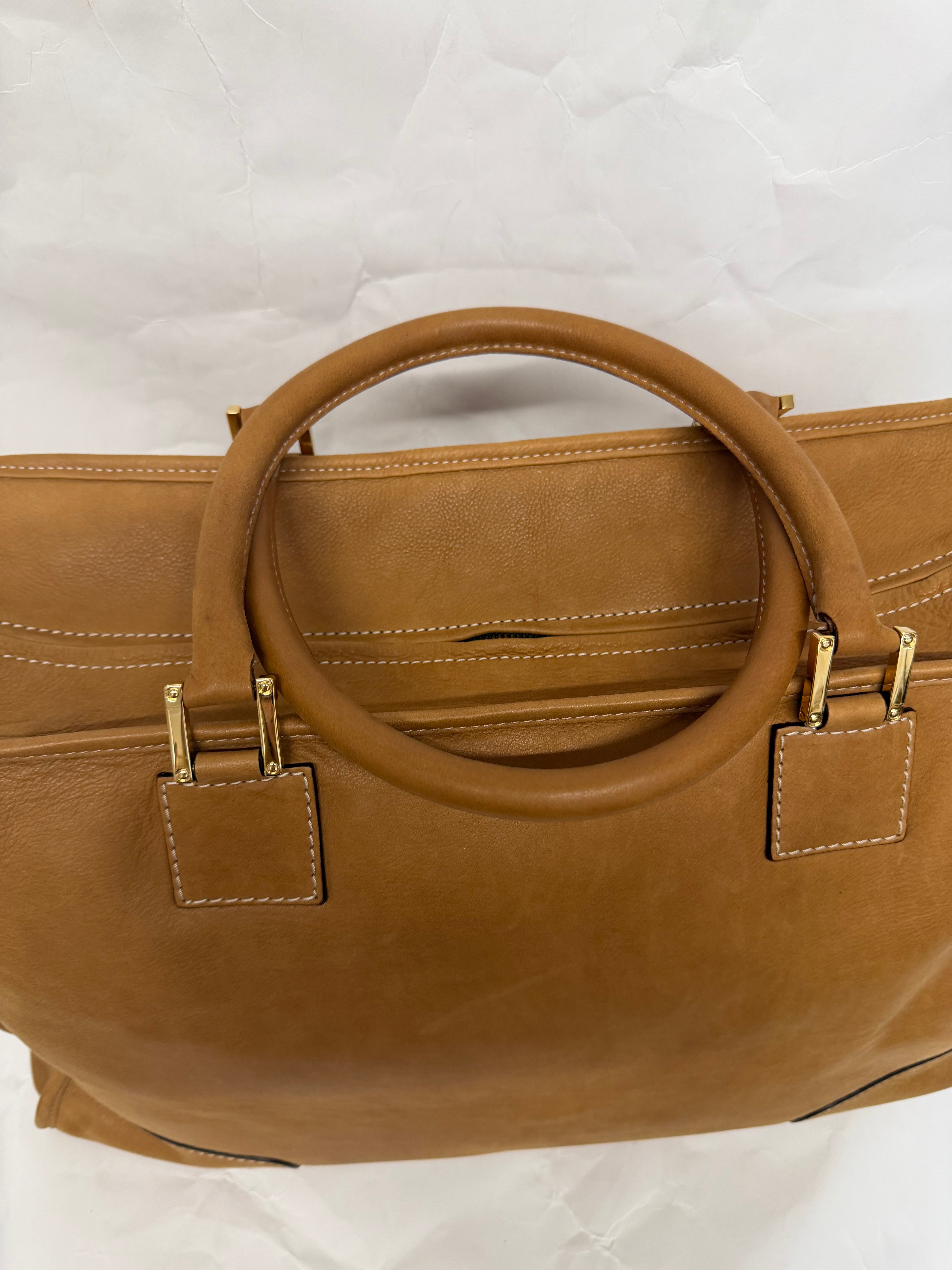 Loewe Amazona XXI 42 — Nubuck Camel con Anagrama en Carey