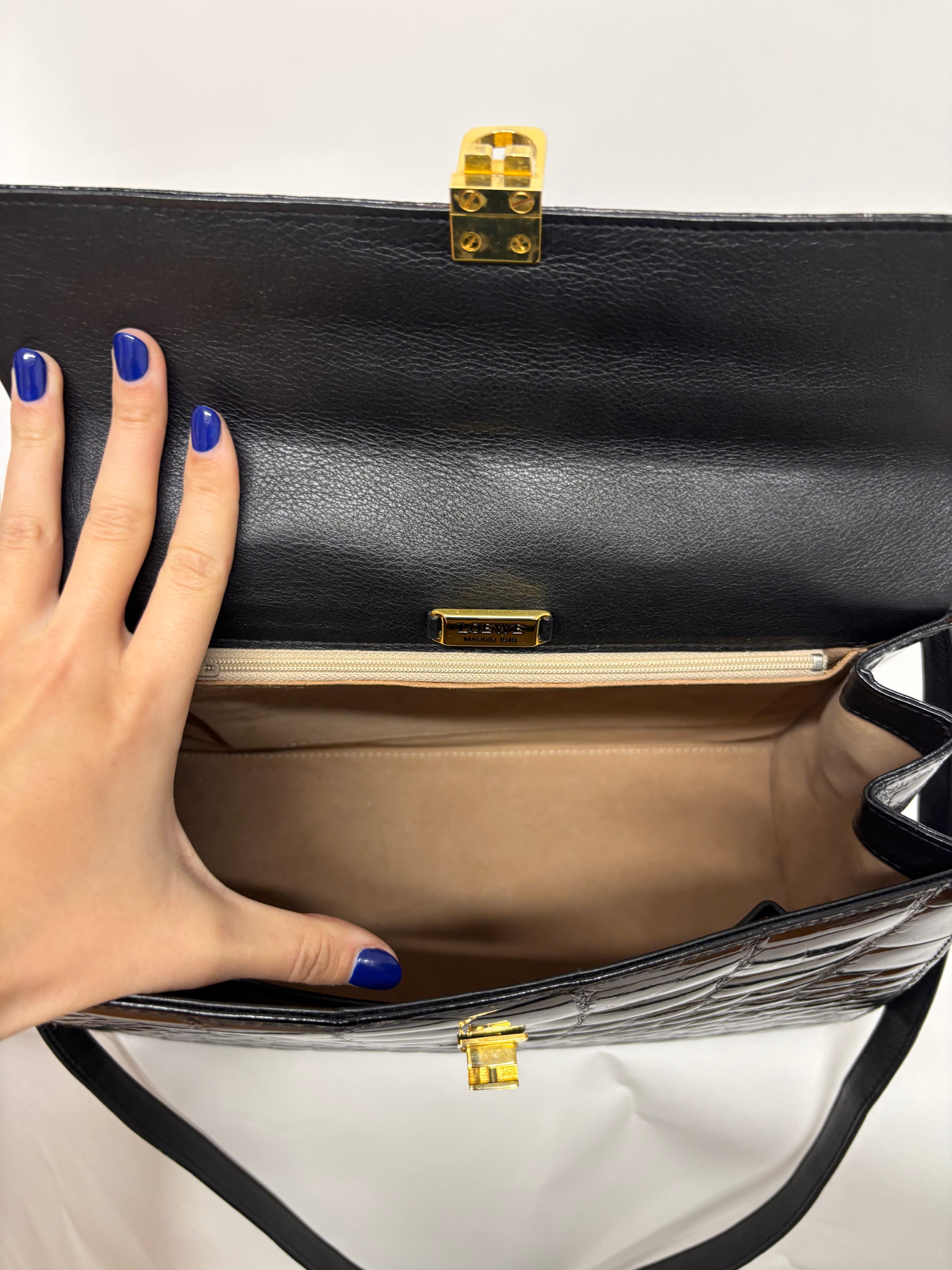 Loewe cocodrilo vintage negro con bandolera