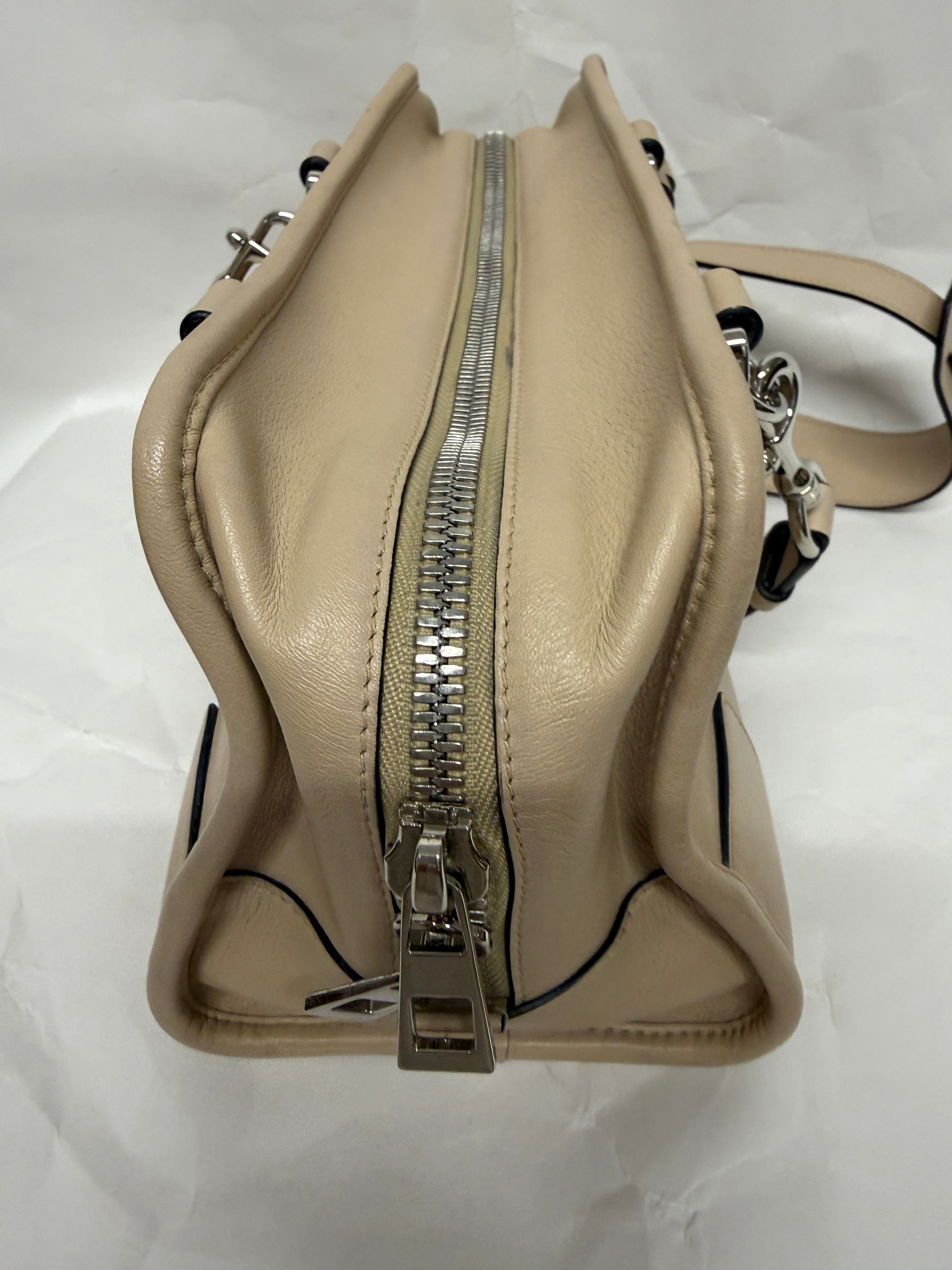 Loewe Amazona 28 beige arena con bandolera