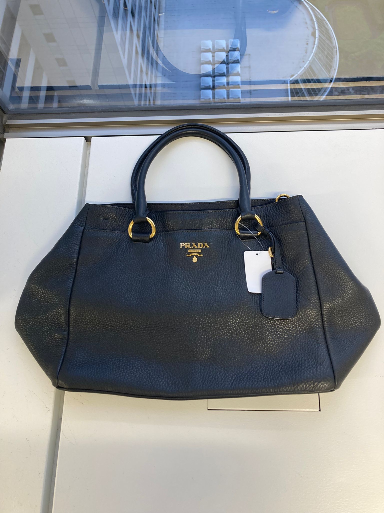 Prada vitello tote negra
