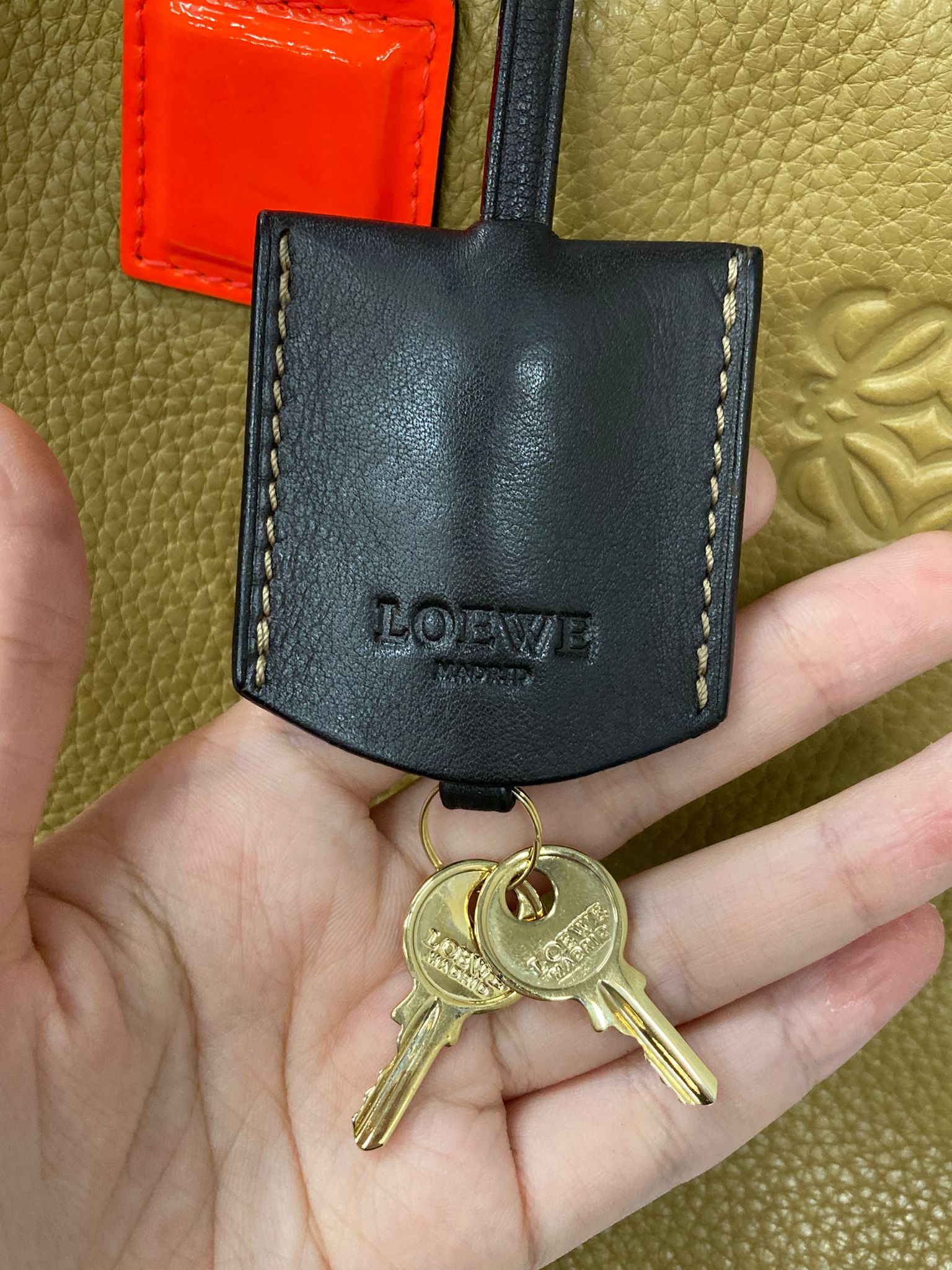 Loewe Amazona 36 edición especial ORO asas naranja charol – camel bicolor