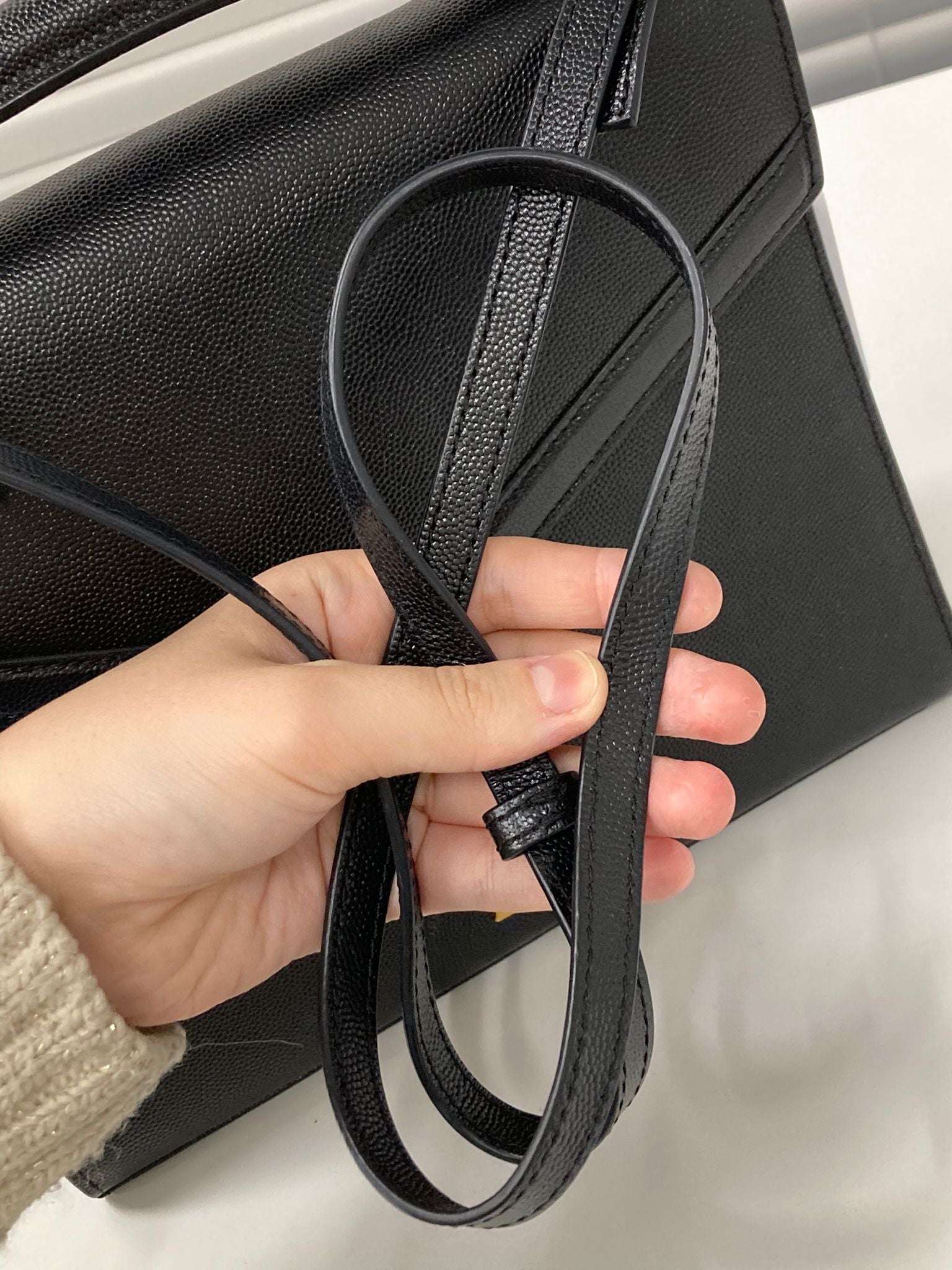 Saint Laurent Cassandra Top Handle bandolera negro