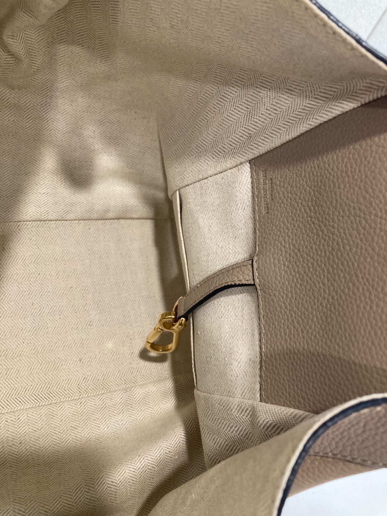 Hammock pequeño en suave piel de ternera graneada Arena